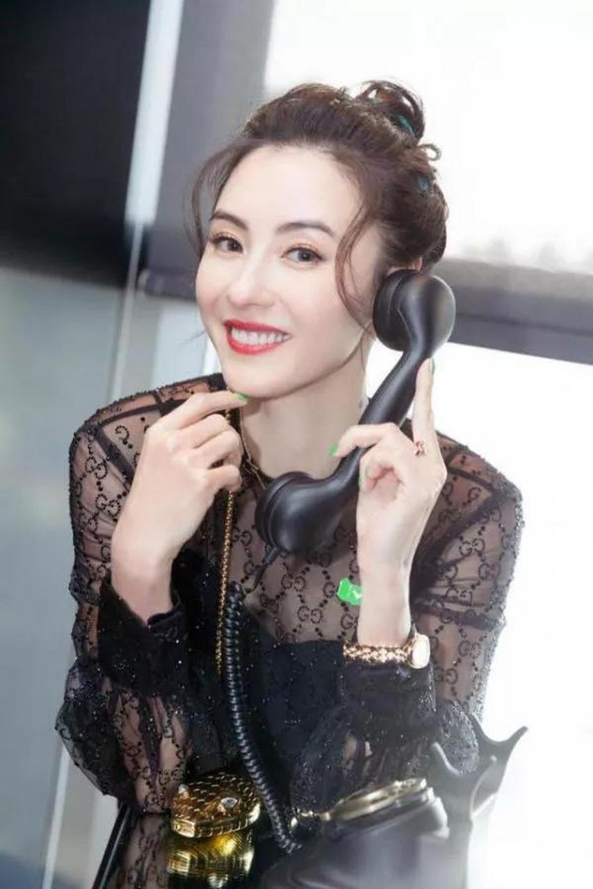 张柏芝改名后首秀,穿黑色蕾丝短裙硬凹女团风,大长腿真抢镜