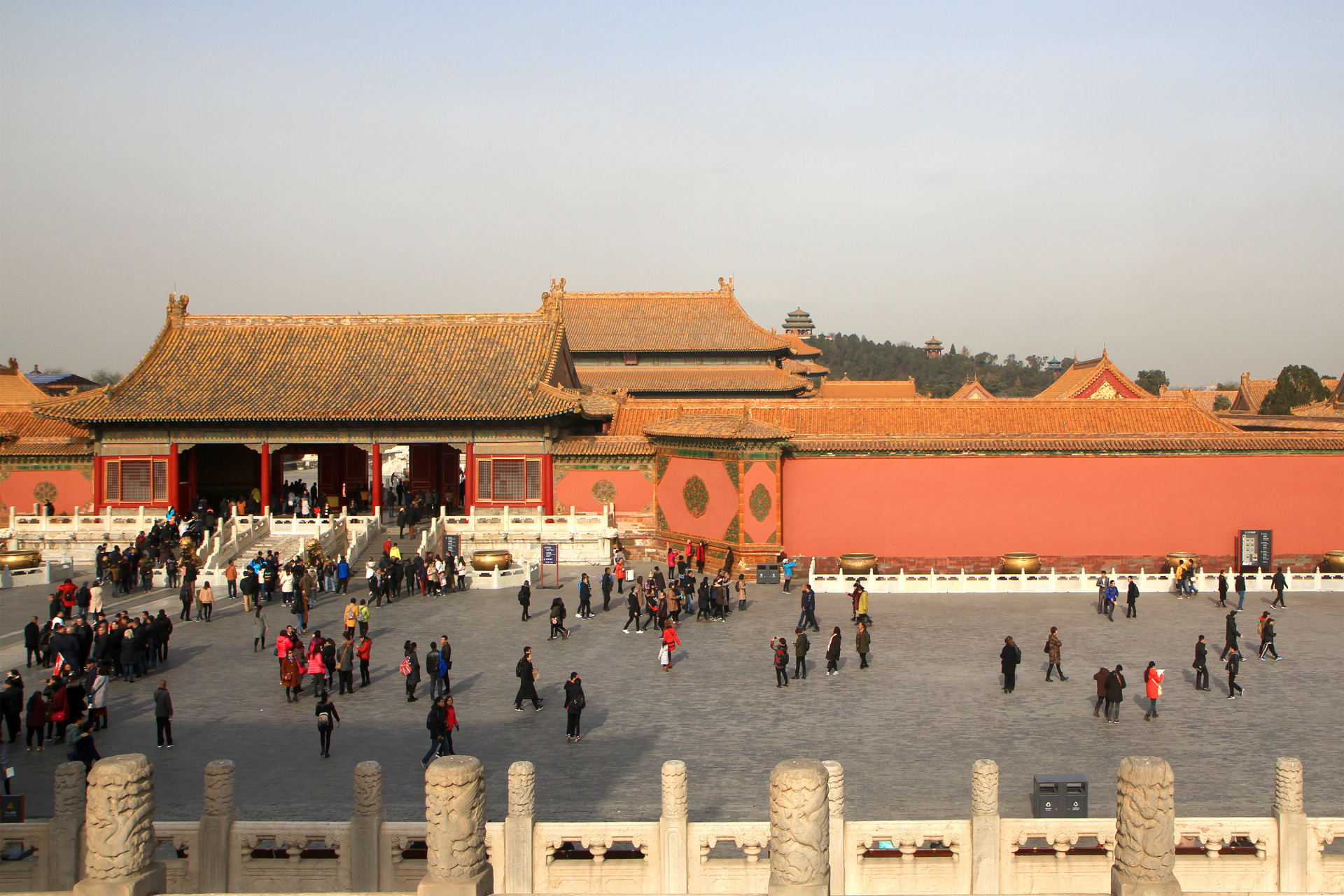 乾清门,故宫前三殿(太和殿,中和殿和保和殿)与后三宫(乾清宫,坤宁宫和