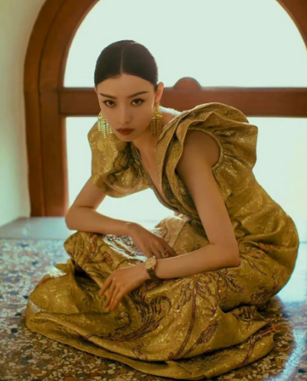 倪妮金色礼服太显身材了 好惊艳