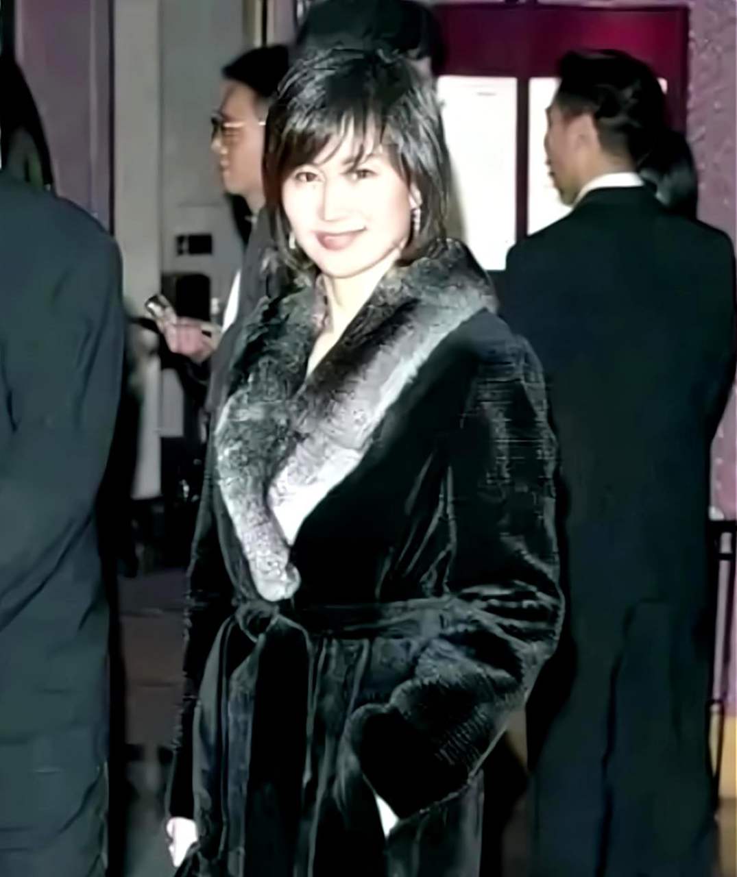 何超琼年轻时气质出众,如今年龄增长,仍然保持着迷人的风姿.