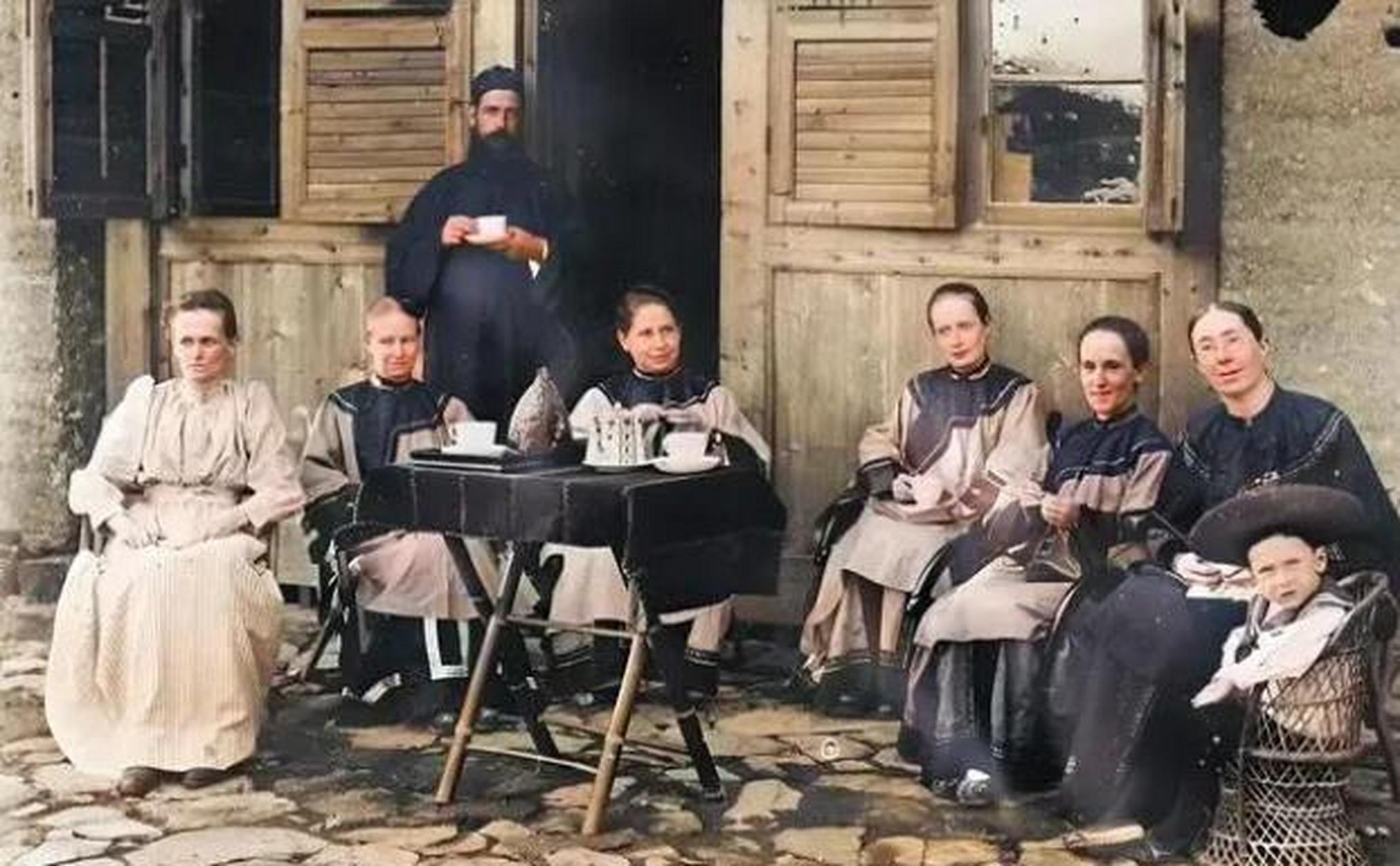 清朝时期,北京城内的传教士引人注目地穿着清朝满族服饰,特别是两位洋