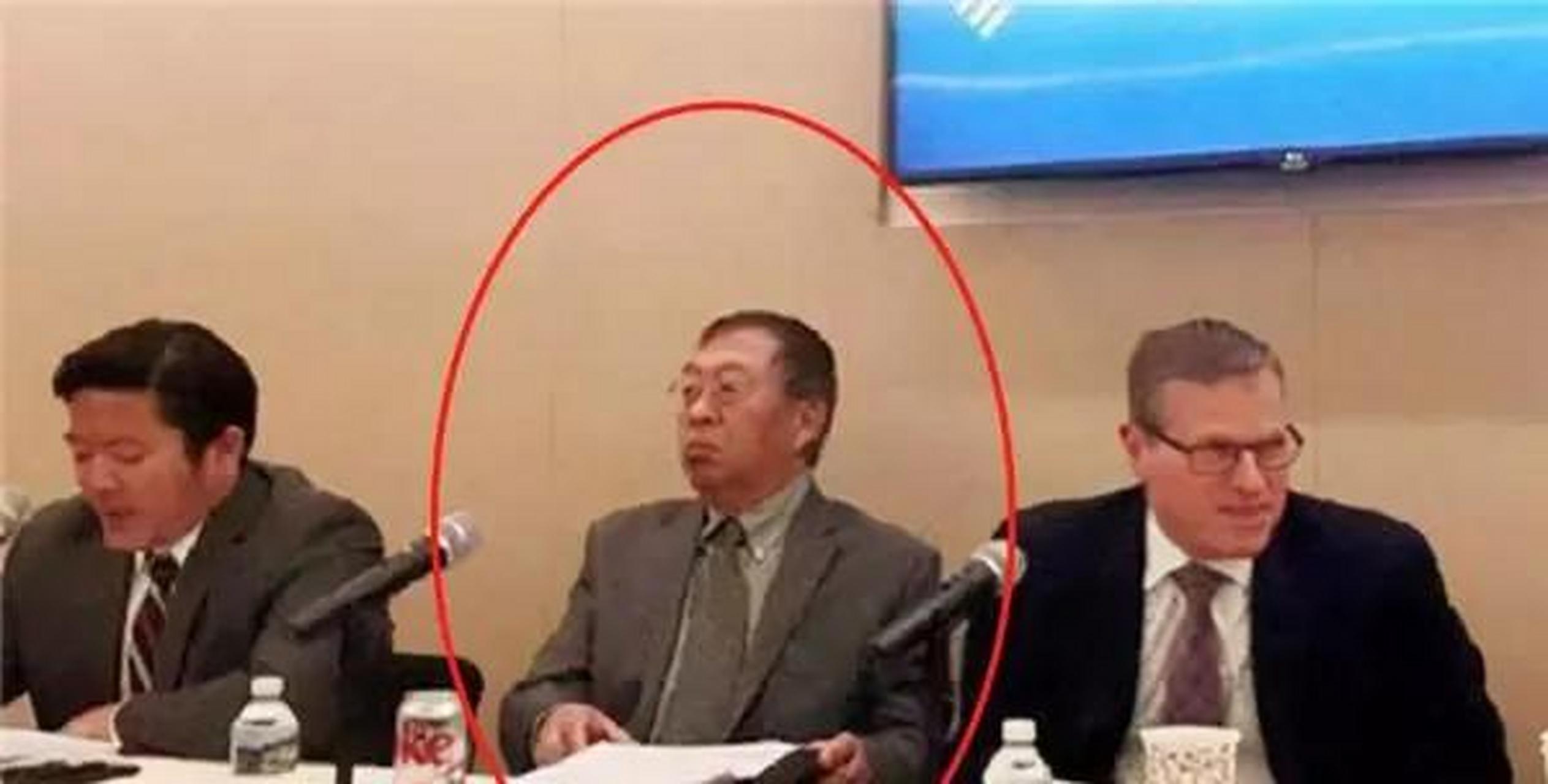 2003年,一张照片让"大叛徒"郭万钧的真面目暴露无遗.