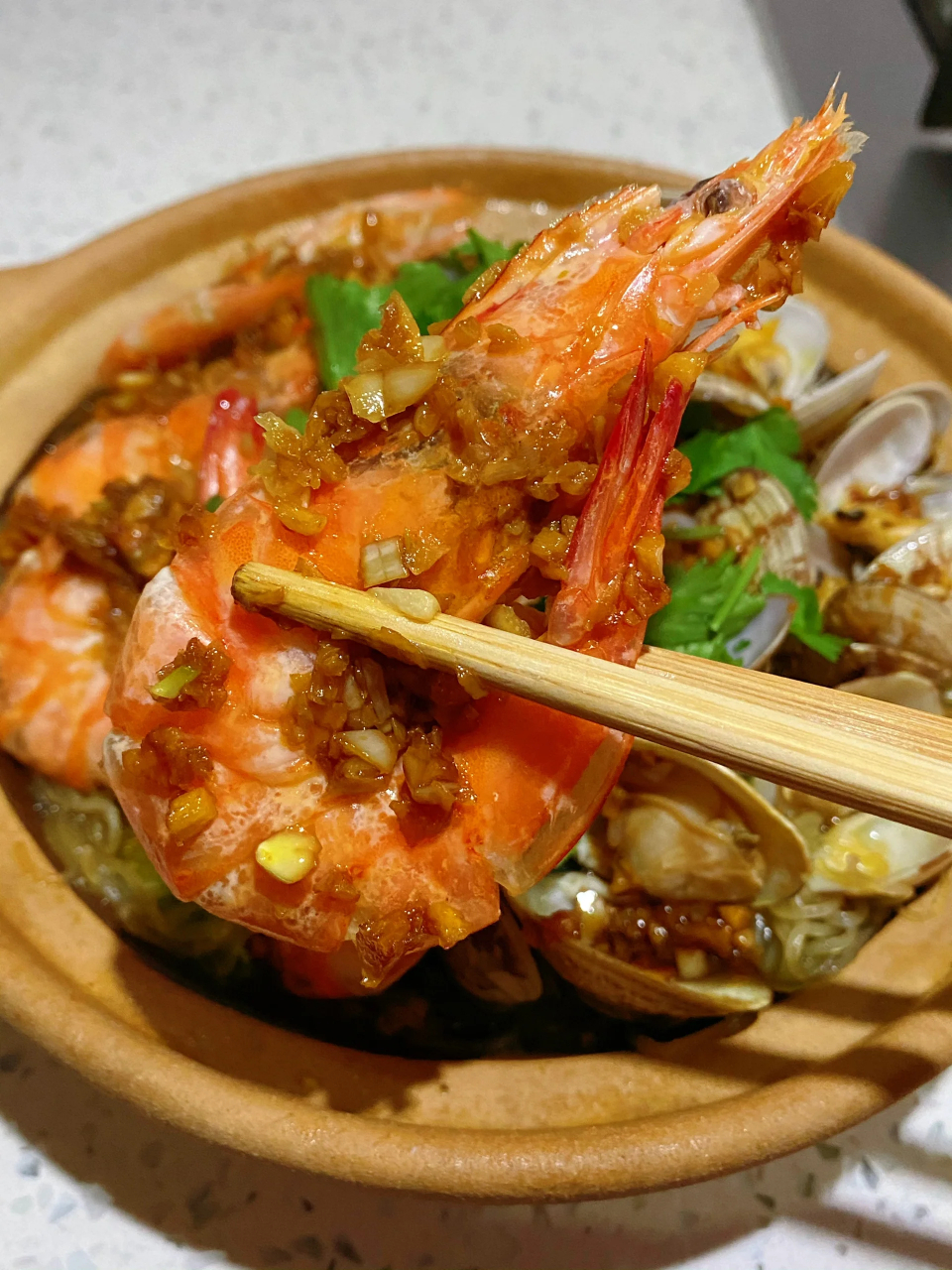 【美食分享】百吃不厌的鲜虾花甲粉丝煲,让你欲罢不能!