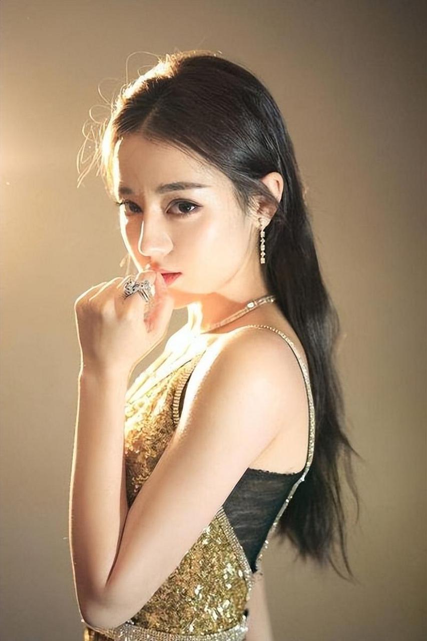 迪丽热巴生图意外流出,原来美女也有痘痘和法令纹 迪丽热巴是嘉行传媒
