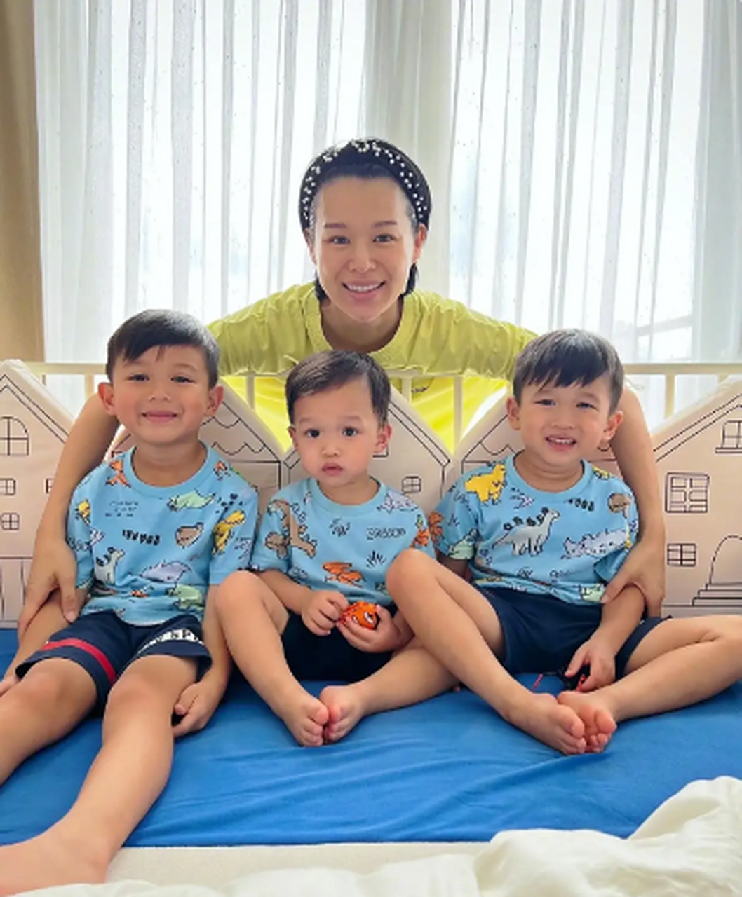 照片中,胡杏儿与三个儿子分别出镜,她没有化妆,戴着鸭舌帽,素颜出镜