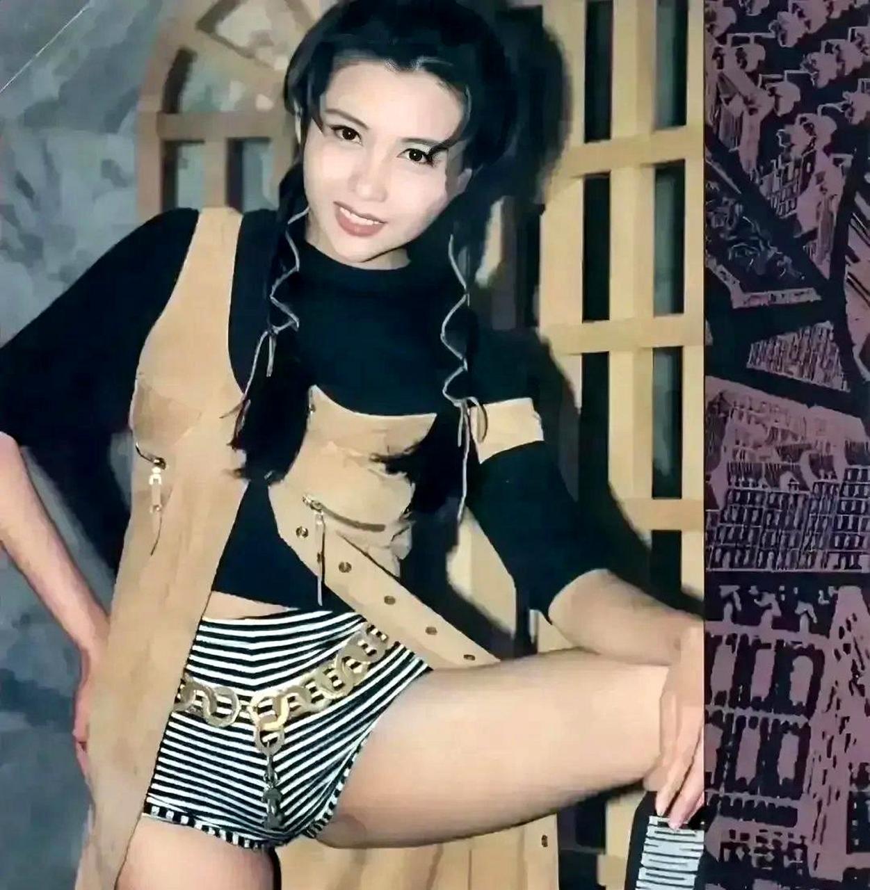 1992年的香港,邱淑贞年轻时的造型是什么样子?