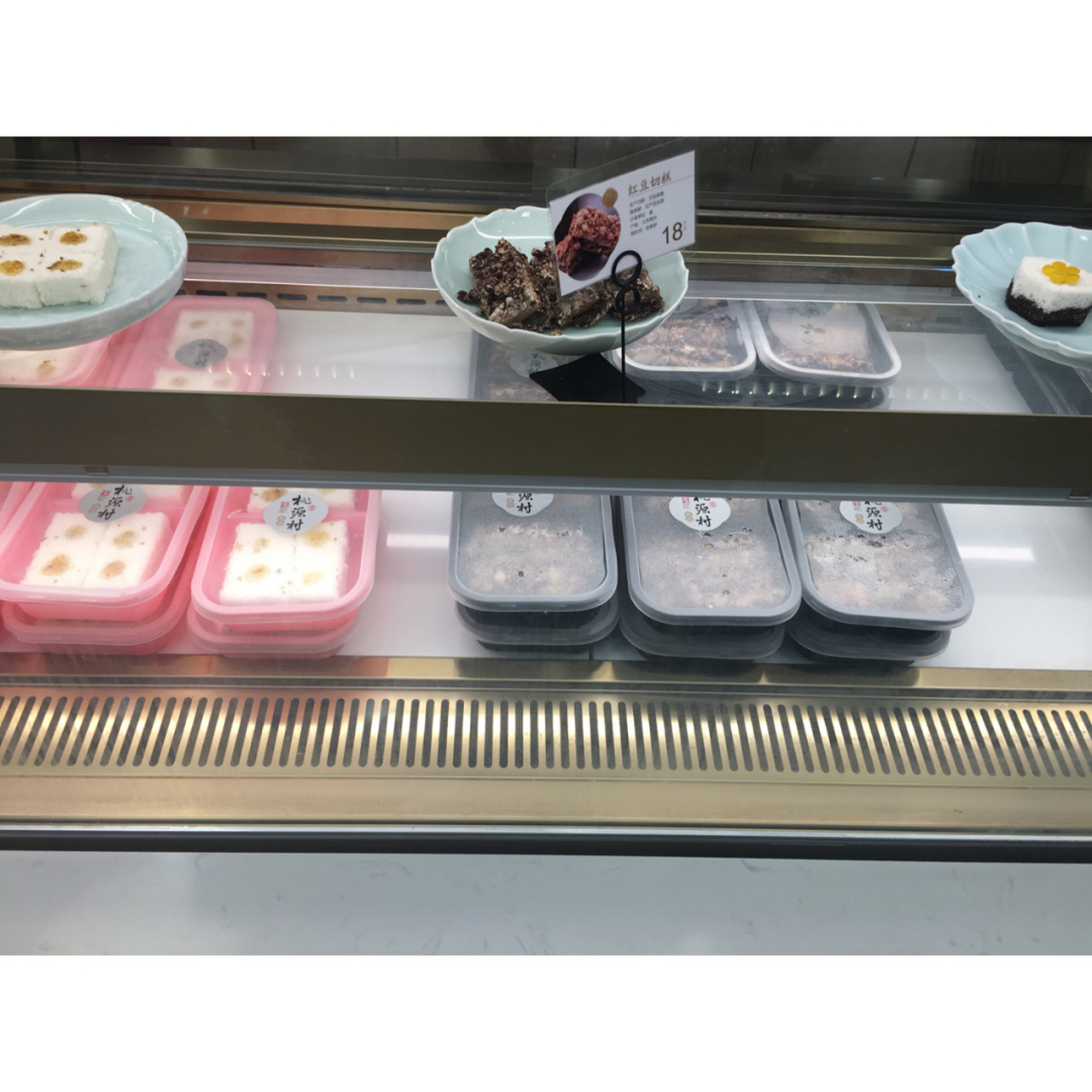 桃源村糕团 买了海苔松松脆和海盐可可团,海盐的据说是销量第一,之前