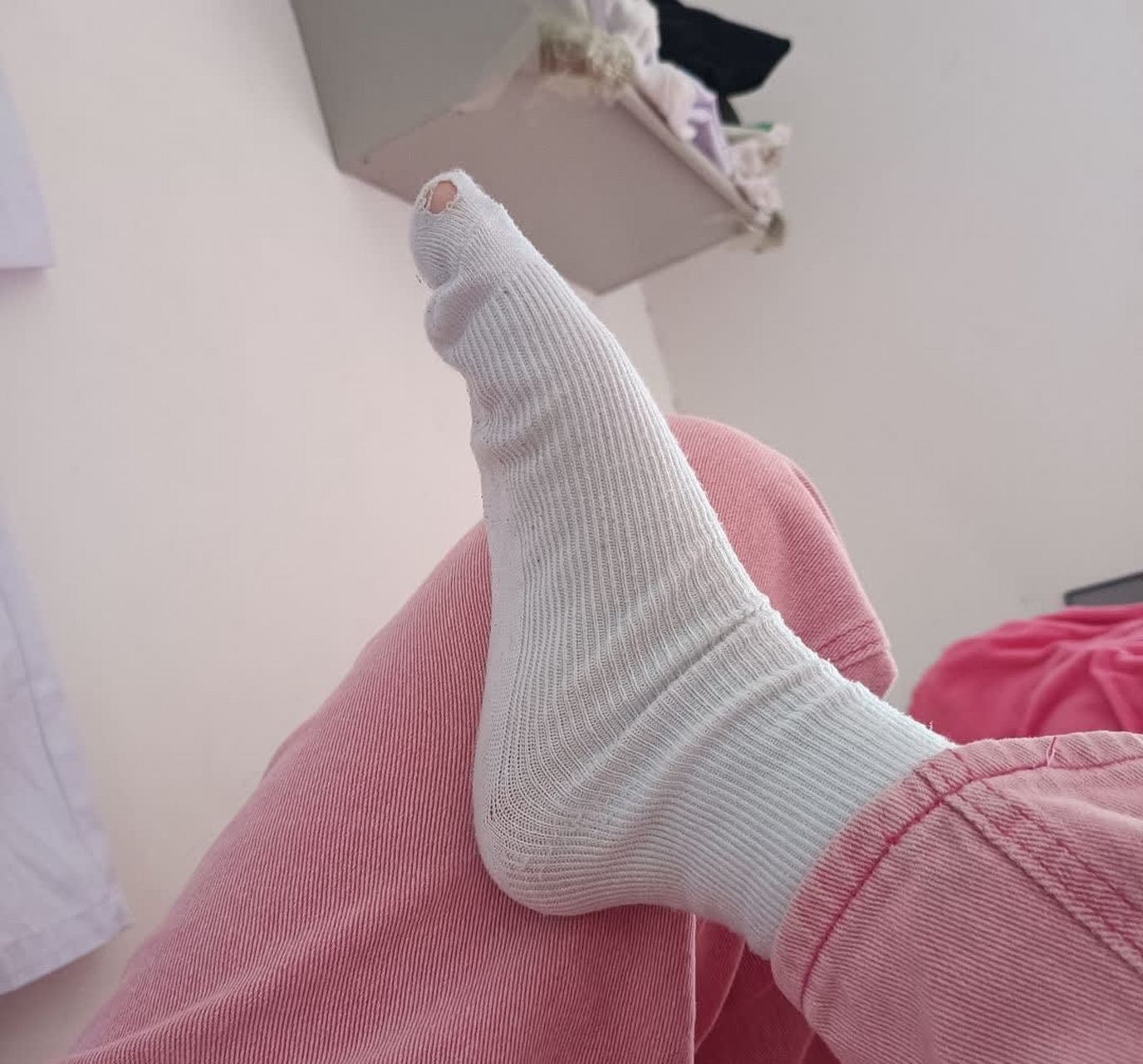 破洞的袜子,不要扔掉,否则你会失去一只袜子![滑稽]