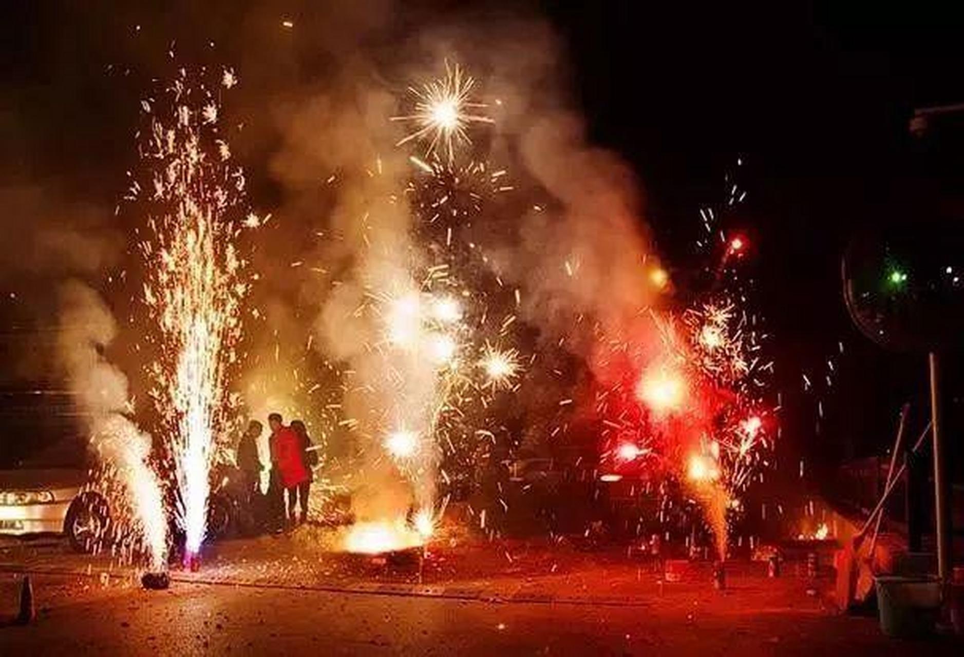 整上这么一大卷鞭炮,放到年夜饭开始,迎接新年!