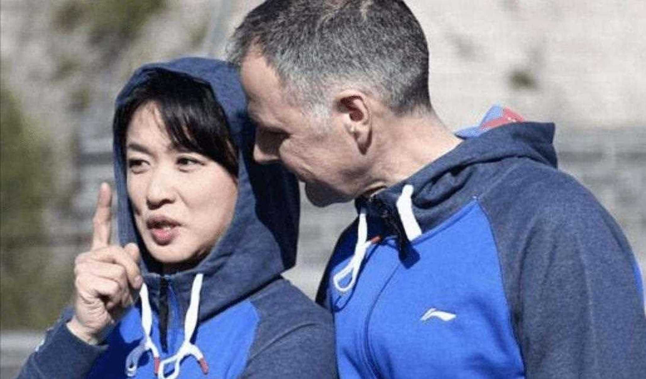 在《鲁豫有约》中,鲁豫问金星:你给孩子开家长会吗?