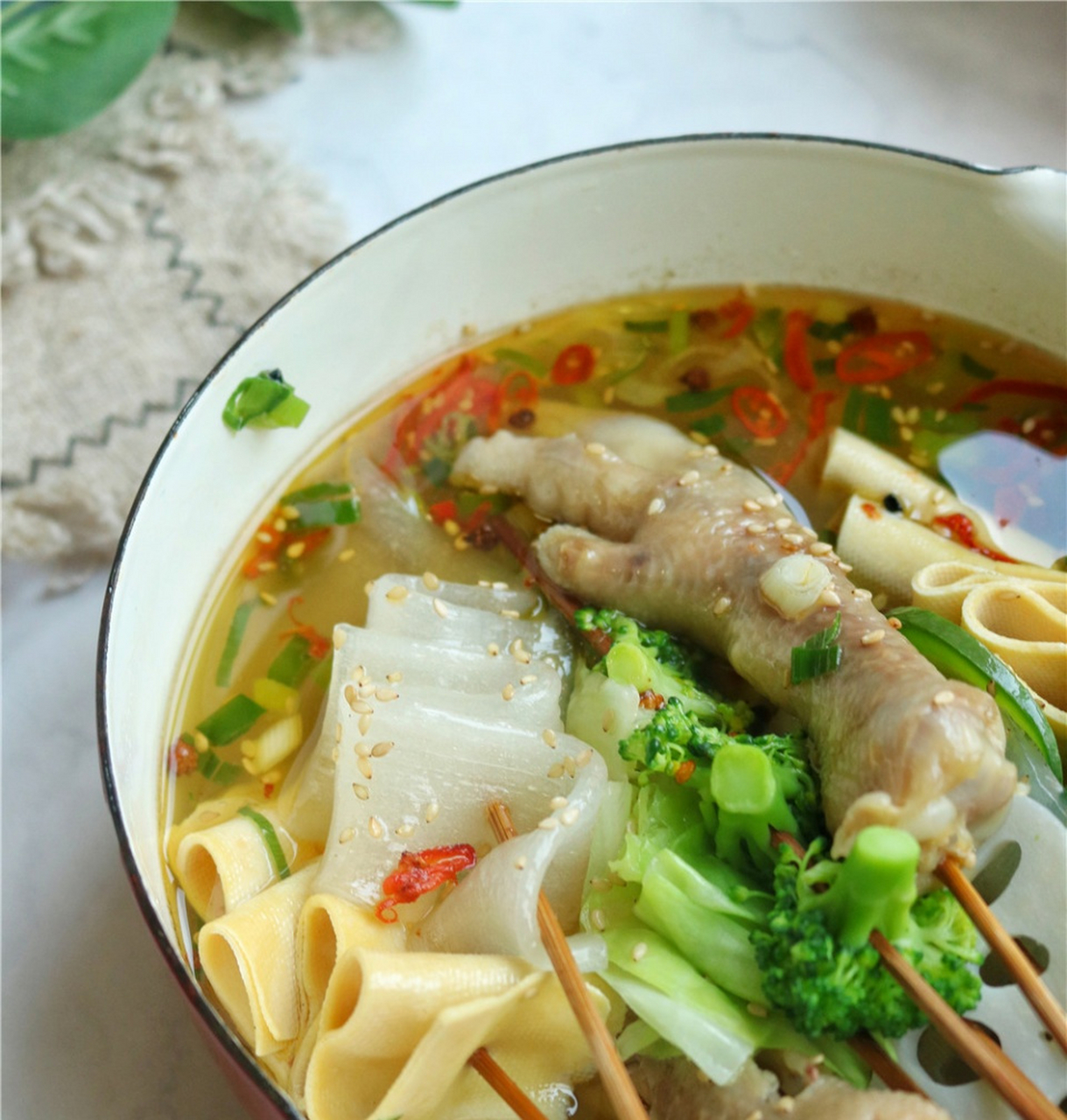 钵钵鸡分红汤和白汤,白汤就是藤椒口味的,虽然看上去没有红汤那么诱人