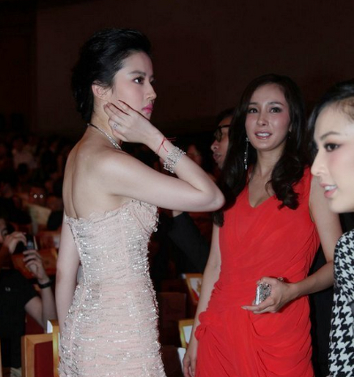 刘亦菲和杨幂早期的同框照! 这俩原来不是陌生人啊