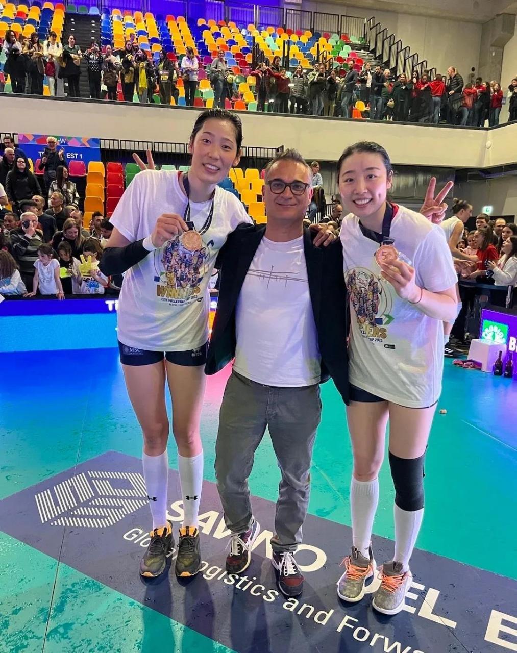 朱婷,姚迪欧联杯金牌合影 c位是著名的排球经纪人