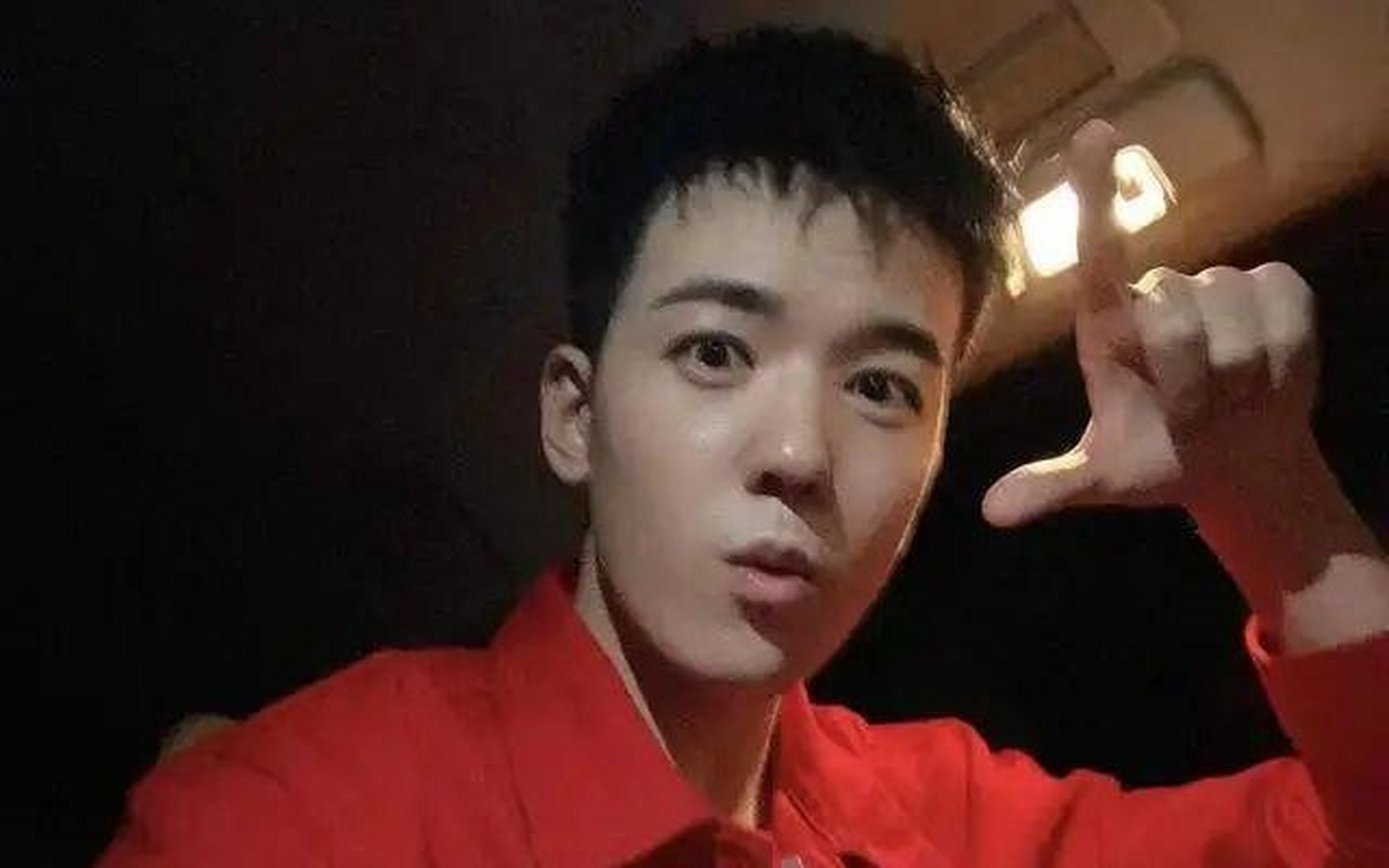 仝卓是"光脚的不怕穿鞋的",就像上了发条一样在微博上连续发文,来质问