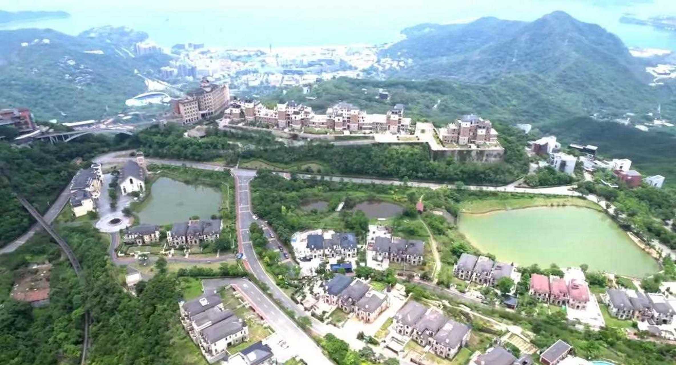这一组别墅群位于深圳东部华侨城山顶,三面环山,一面环海,山海相连