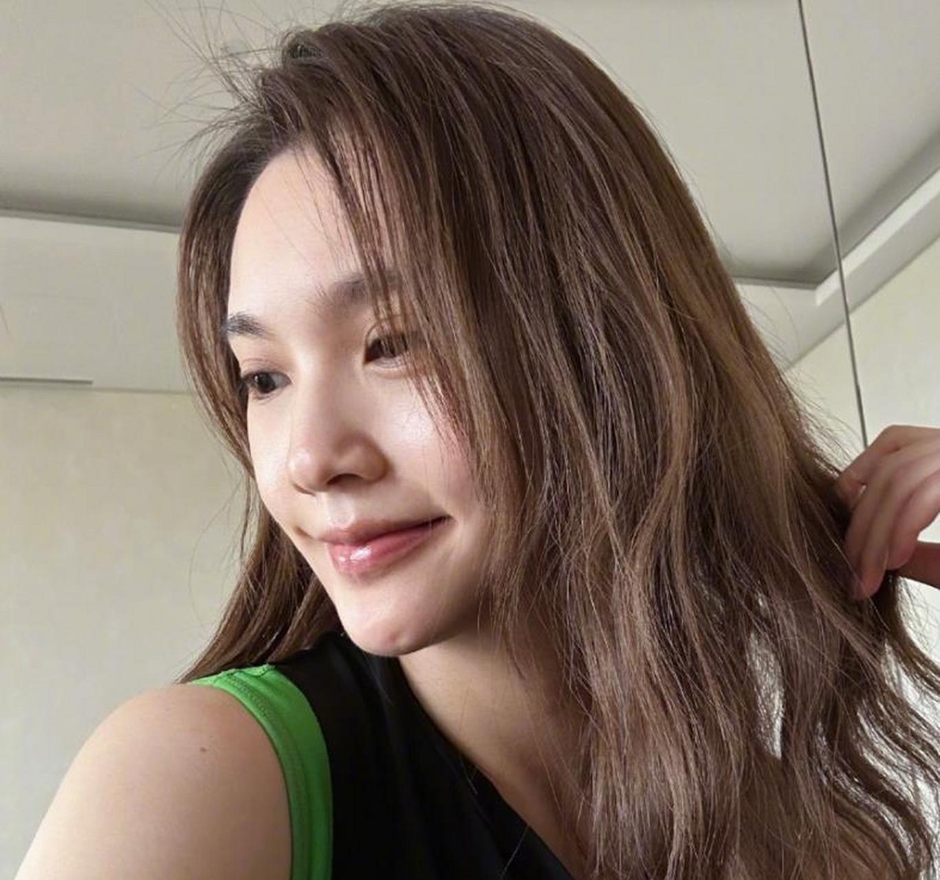 这才是真正的女明星素颜照,一点美颜的痕迹都没有,39岁杨丞琳这状态还