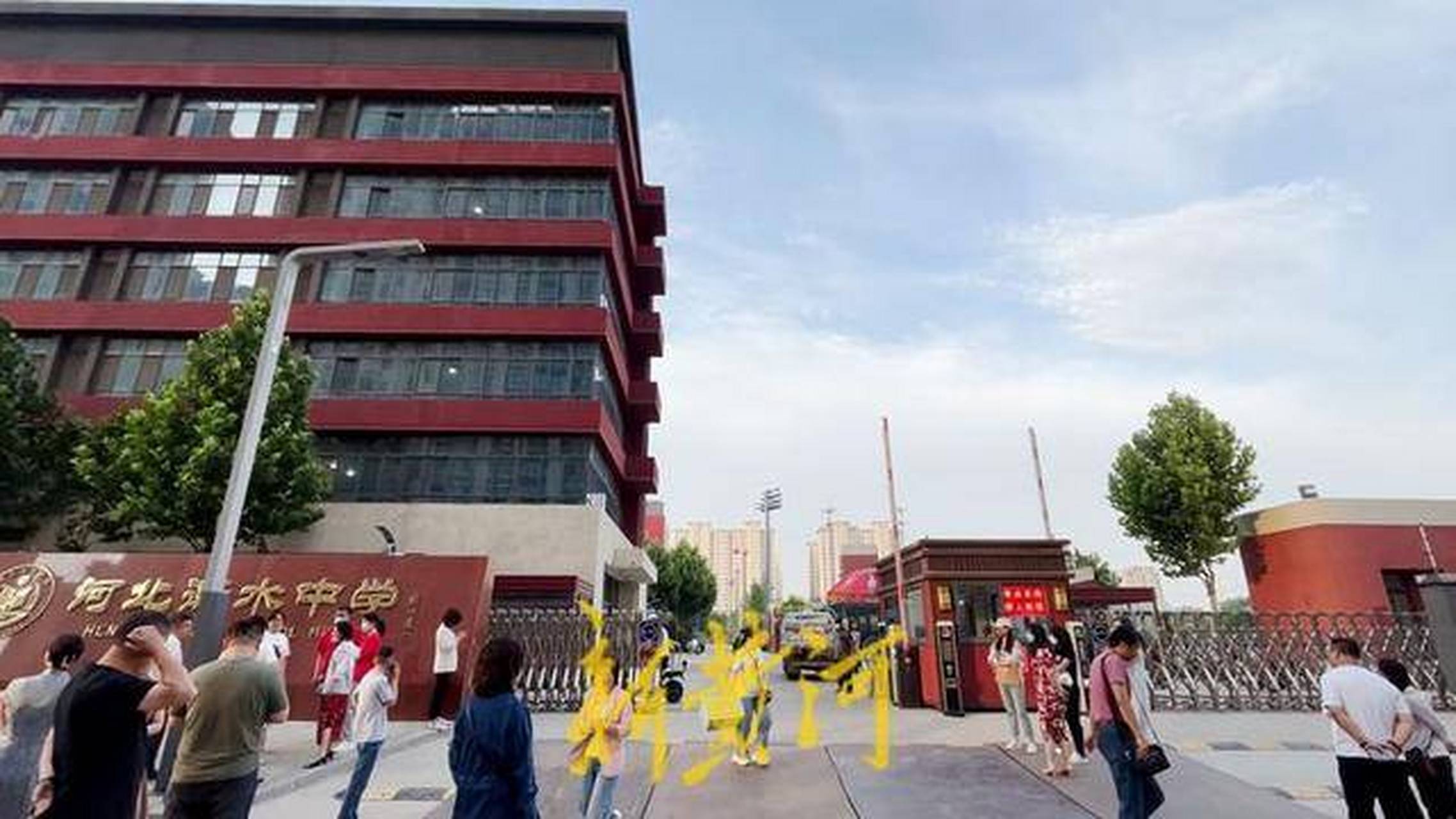 6月7日高考第一天,衡水中学考生陆续来到体育场集合,正常跑操.