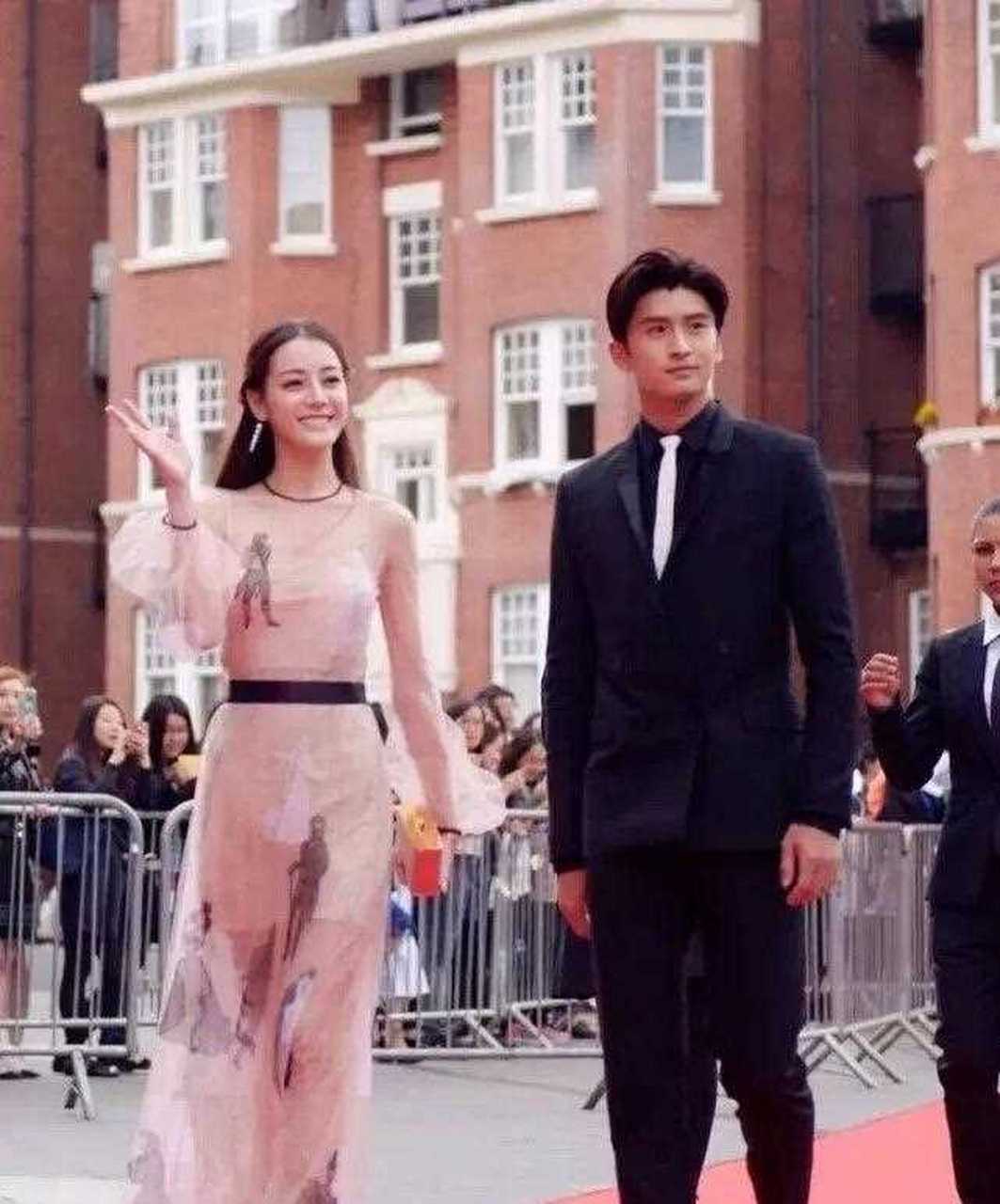 嘉行的两位同框出席,迪丽热巴和张云龙,两人在说话哎,有重甜甜的友谊.