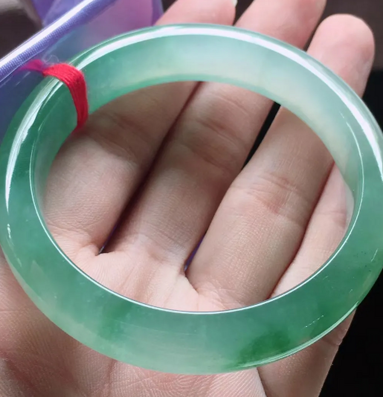 点击头像看直播##翡翠#翡翠a货老种冰飘花正圈手镯清爽水润,冰透细腻