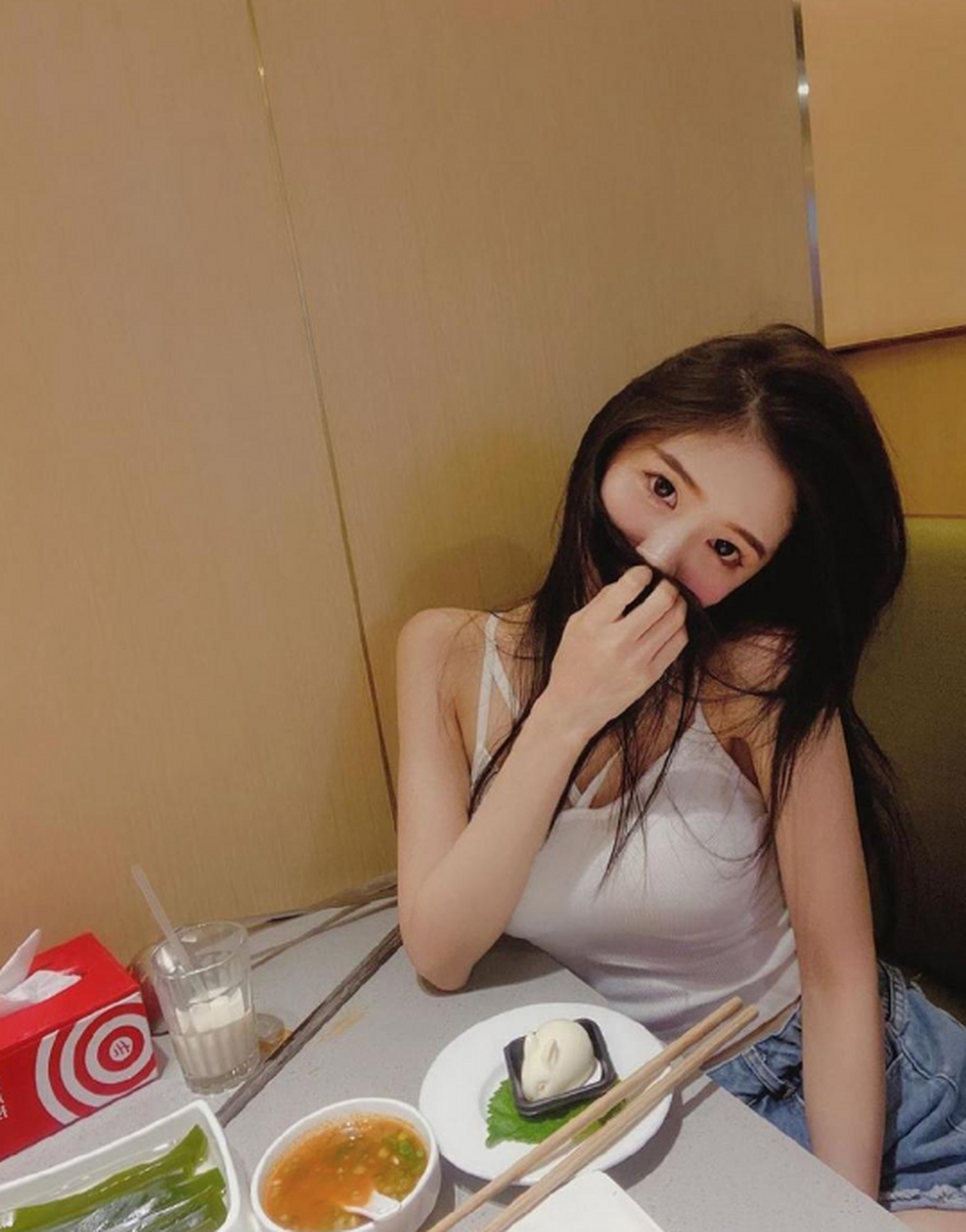 餐厅吃饭中的可爱性感长发美女