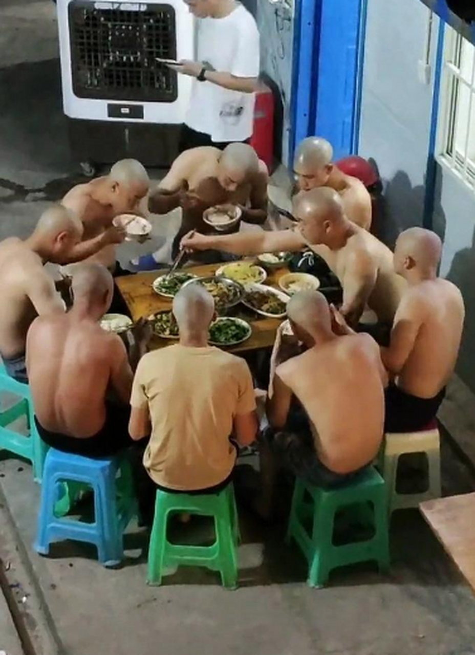 这是少林寺的和尚们在聚餐吗?