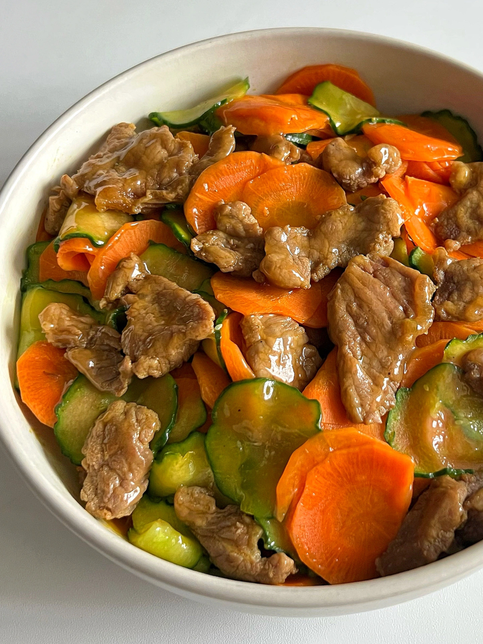 做法如下: 	 ? 食材准备:瘦牛肉,胡萝卜,黄瓜,大蒜 	 ? 具体步骤: 1?