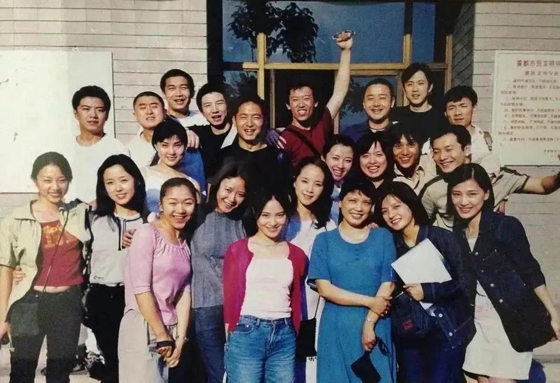 1996年,北京电影学院的表演班毕业合影,那一届的学生真可以说是群星