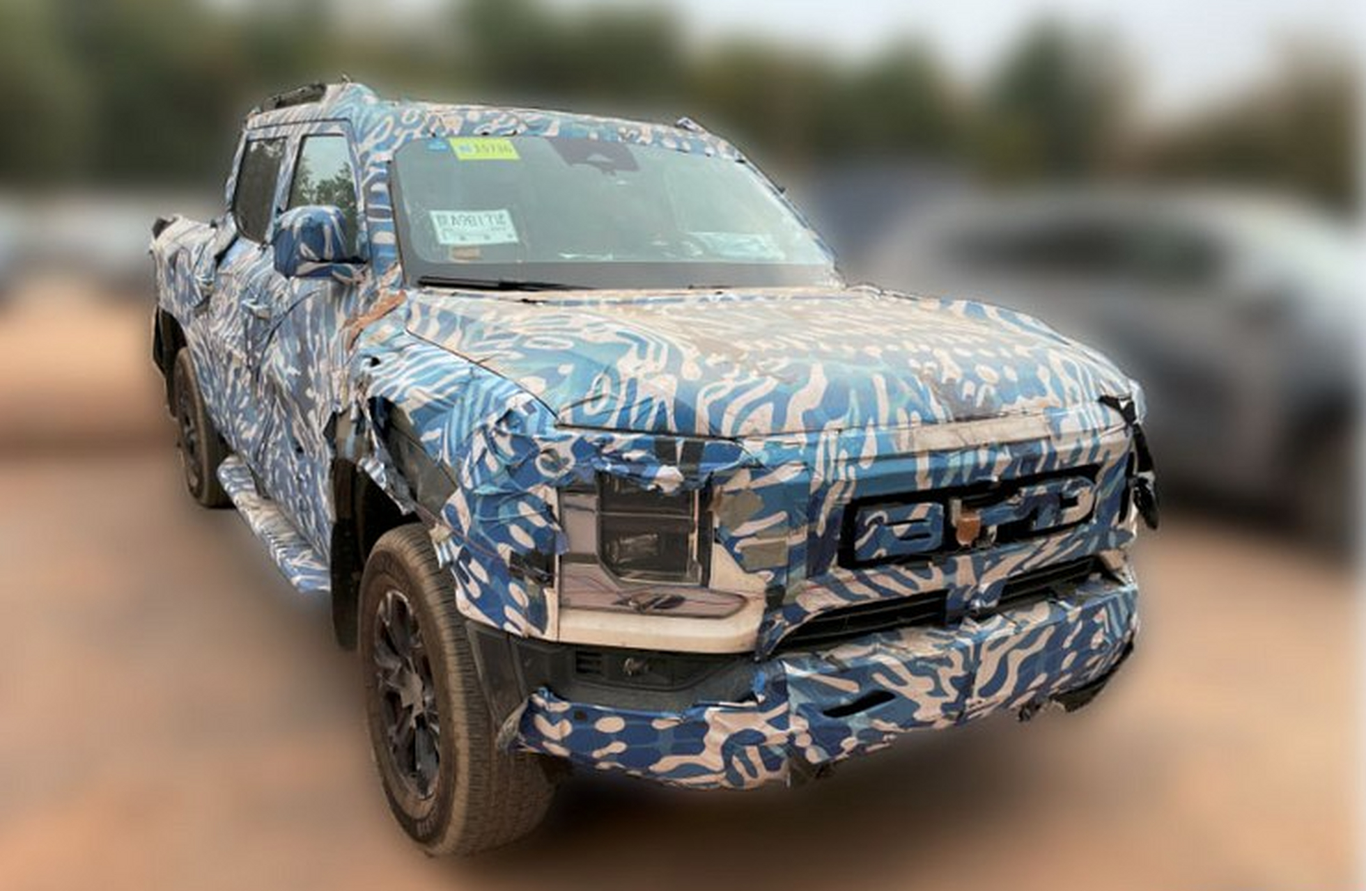 我们能看到车头巨大的"byd"字母车标,这是皮卡车型常用的设计