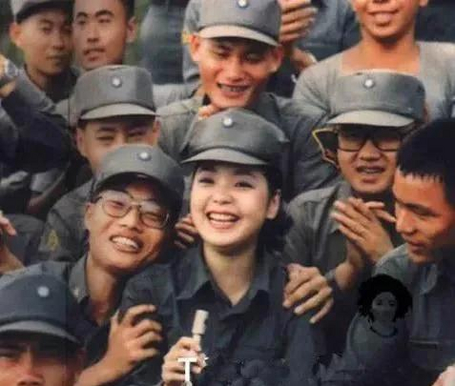 1981年,邓丽君在金门军营里进行劳军表演,她被兵士们亲昵的簇拥着