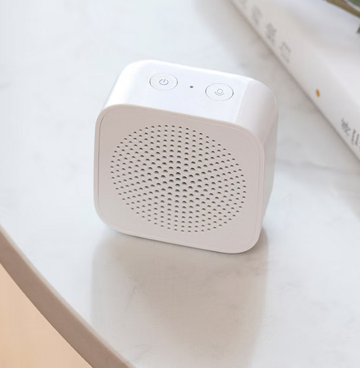 小米小爱随身音箱是一款便携式的音响设备,旨在为用户带来无限的音乐