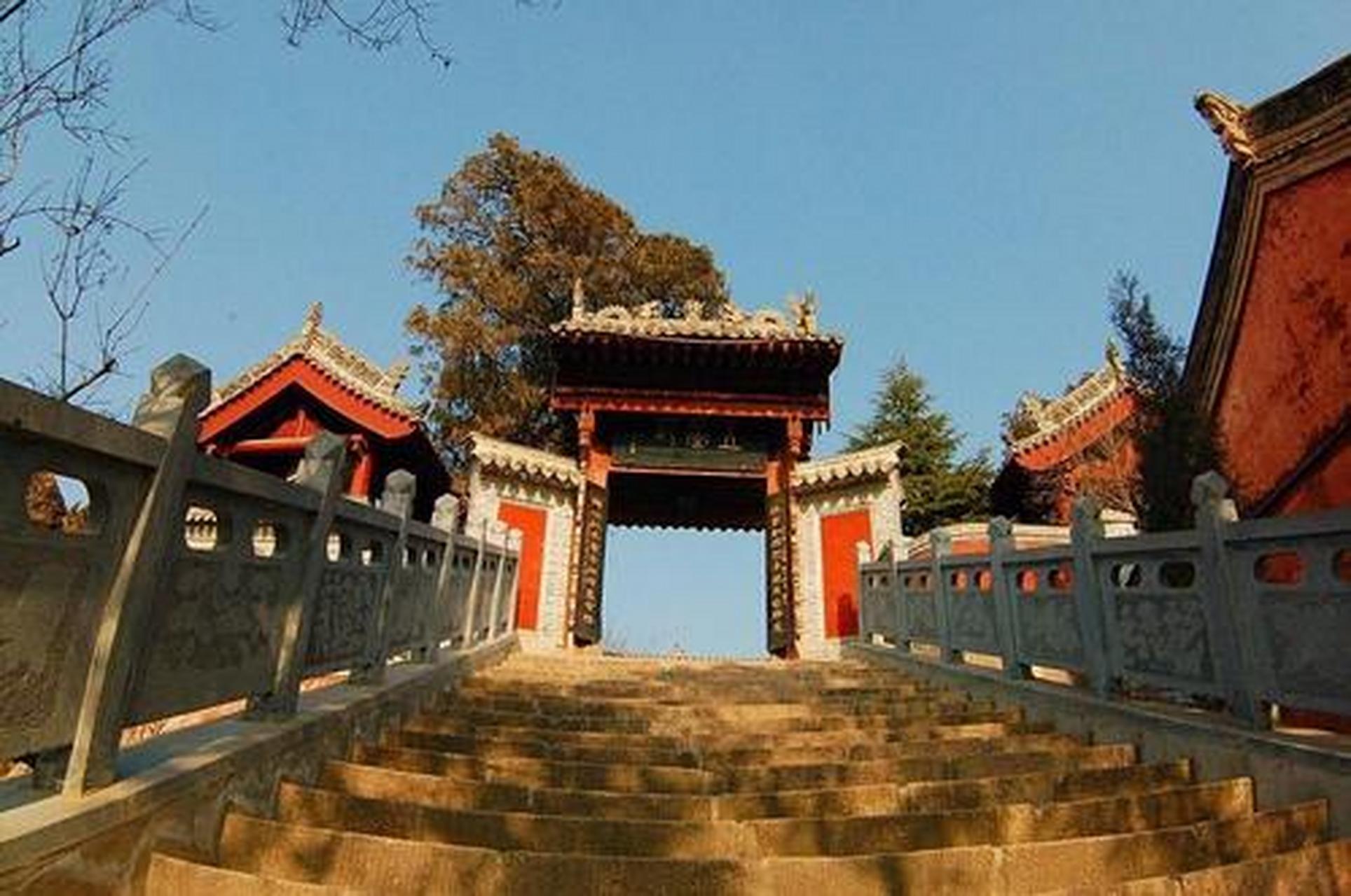 甘肃泰山庙  泰山庙古建筑群,又名凤山,位于甘肃省天水市秦安县城东