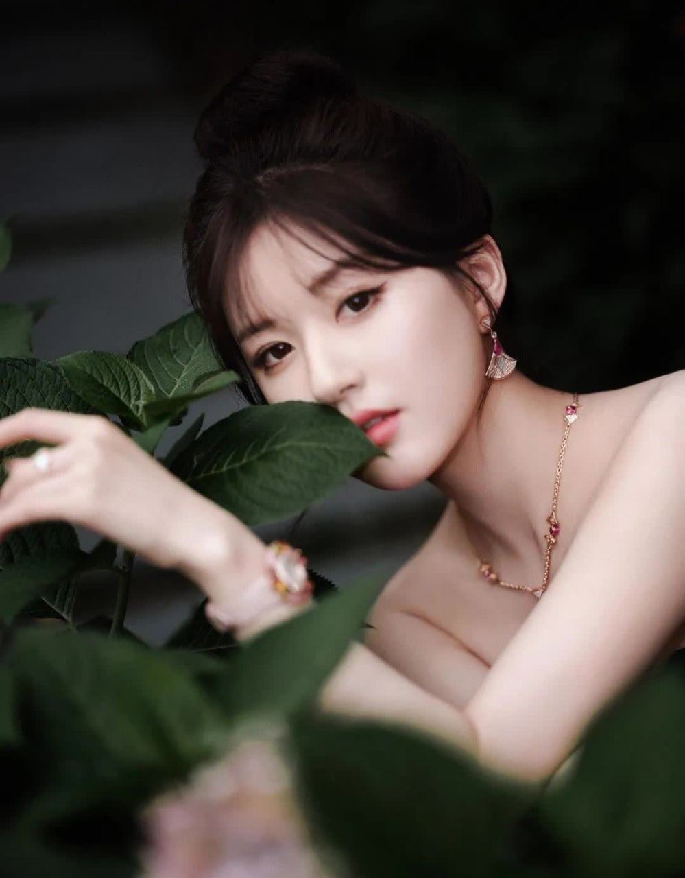 赵露思|今日造型图,黑色抹胸连衣裙?