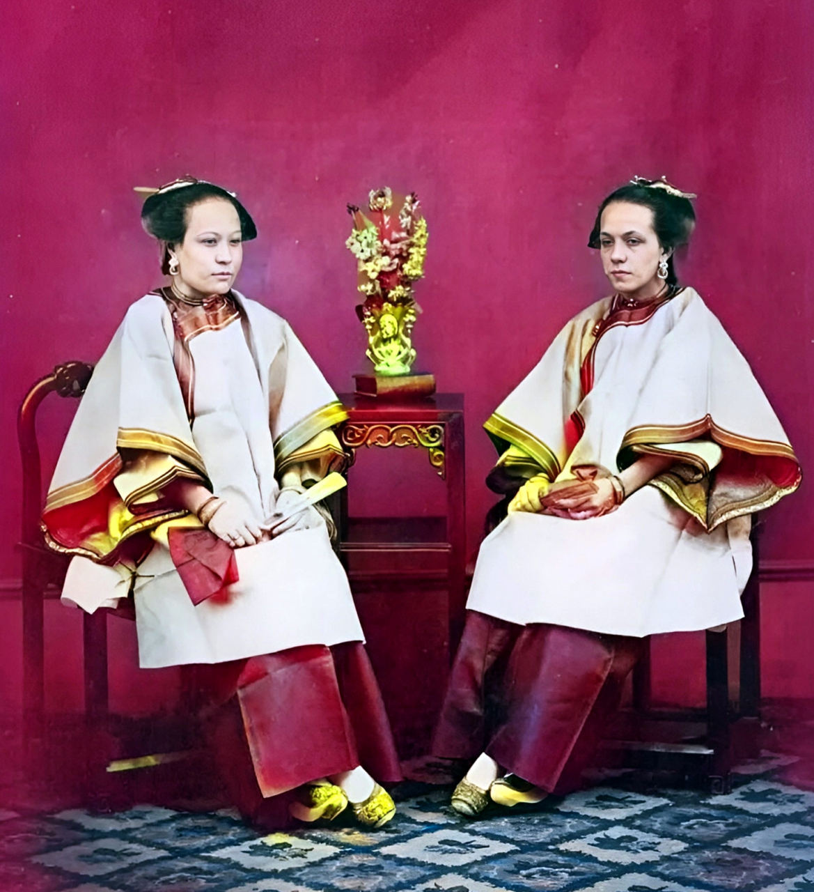 晚清,一位丹麦的女传教士身穿清朝汉族女子服饰拍照.