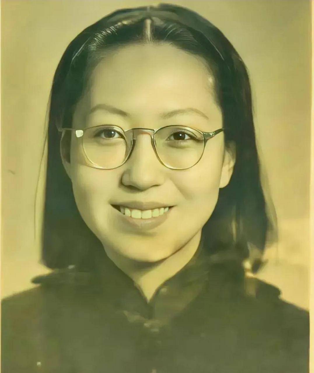 1939年,正在香港大学就读的张爱玲,年轻的张爱玲戴着眼镜,笑容很灿烂.