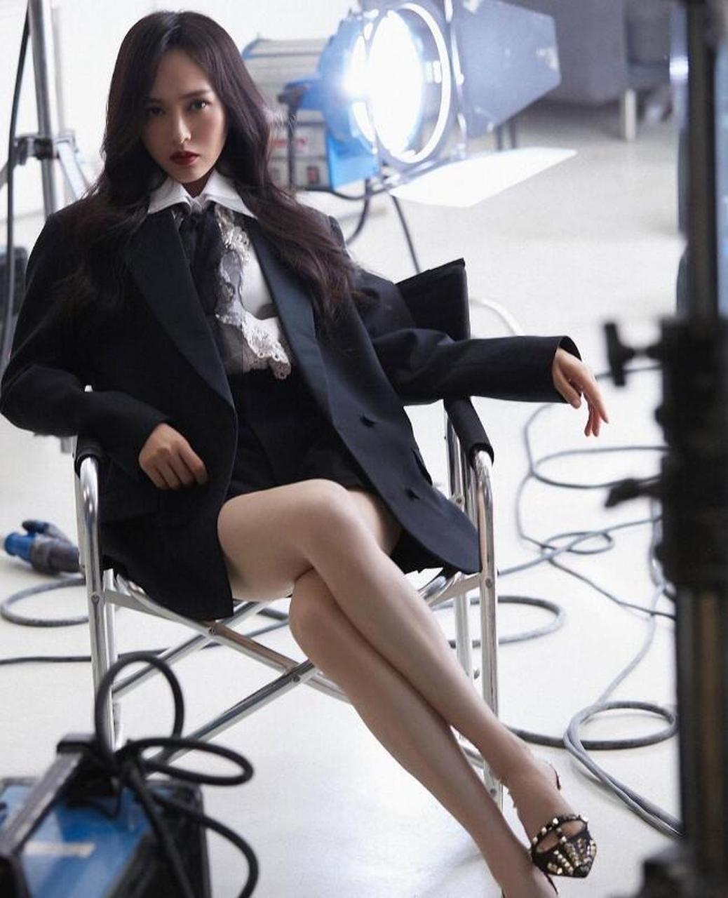 高贵优雅的性感女神#唐嫣# 西服衬衣套装,秀出细长美腿,霸道总裁范