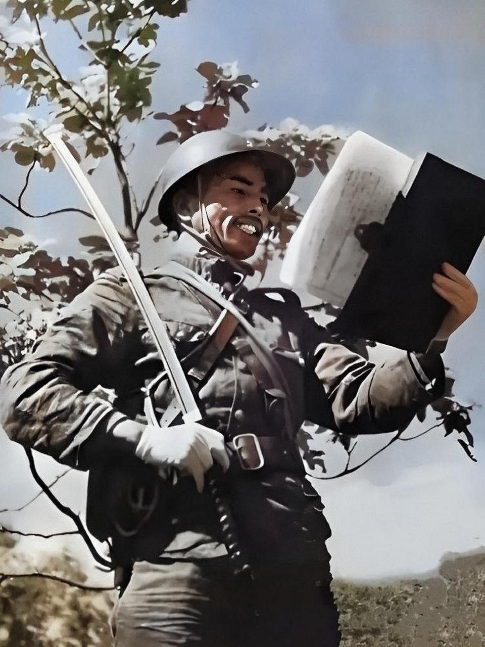 1937年,日本海军陆战队登陆上海,画面中的日本军官佐藤手持军刀,正