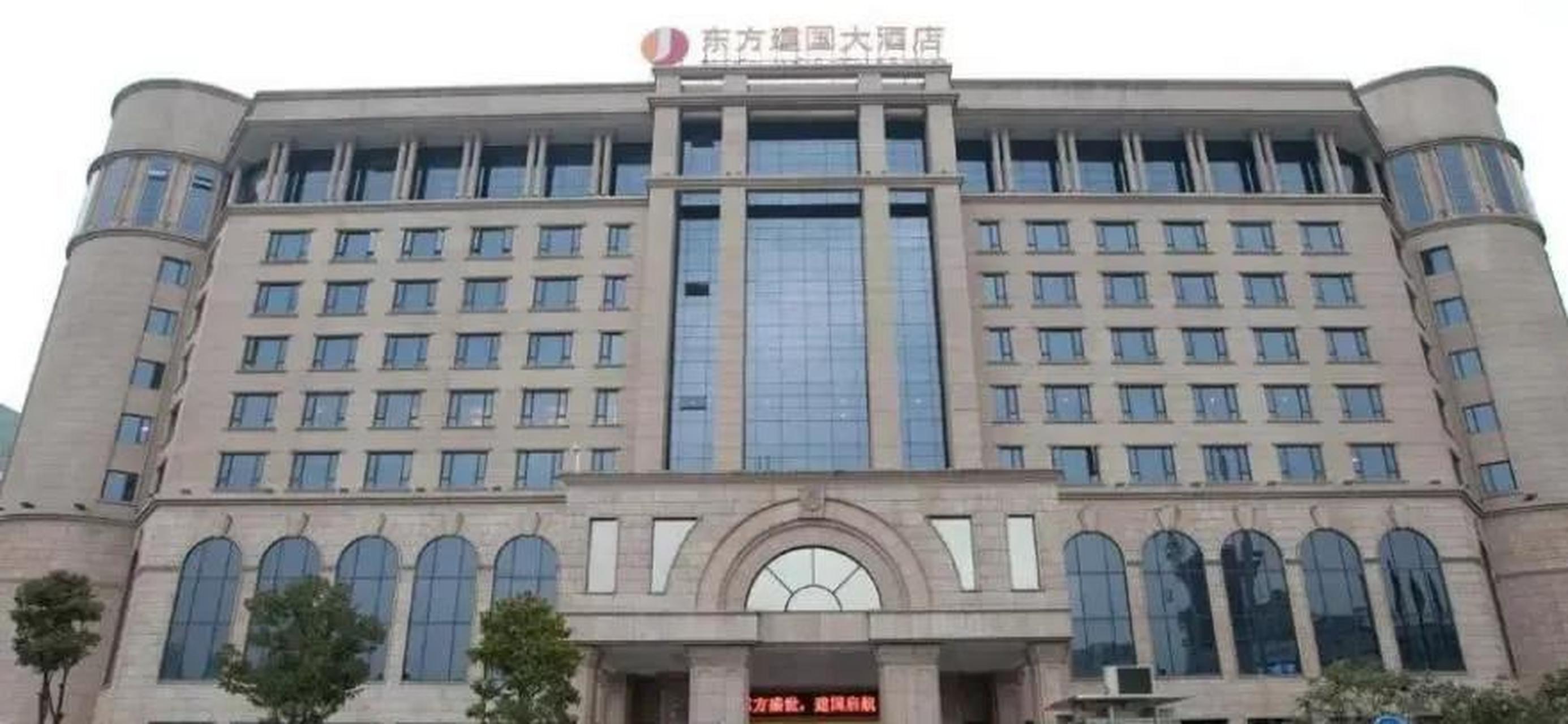武汉东方大酒店 位于汉口新火车站广场,建筑面积53000平方米,总投资7