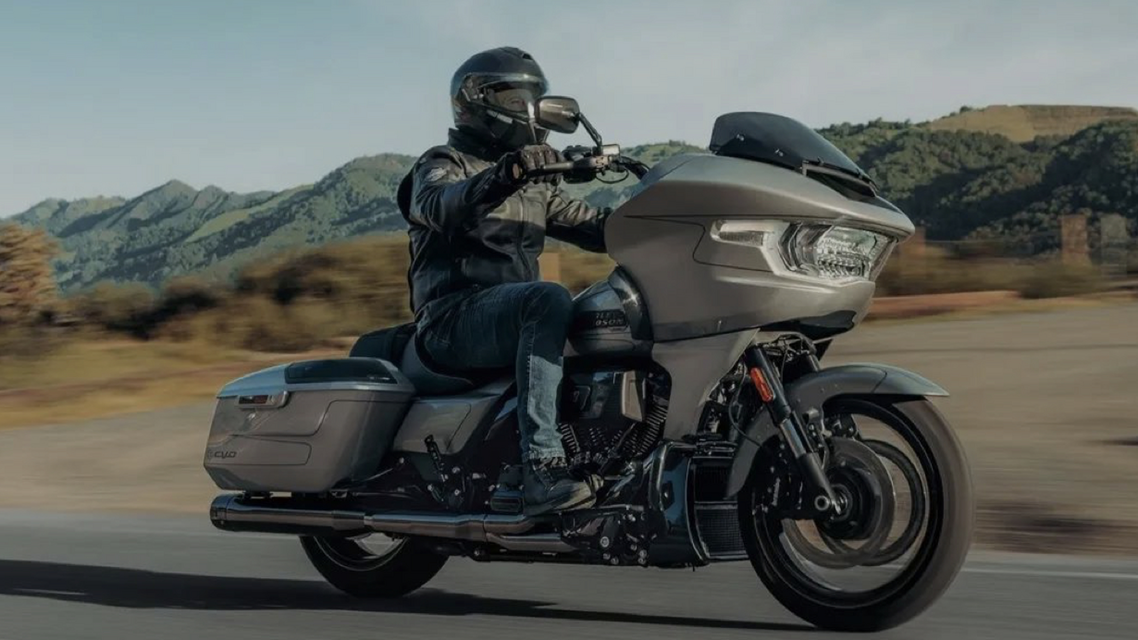 【哈雷发布改款车型】 近日,哈雷摩托在国内发布了全新改款的大滑翔