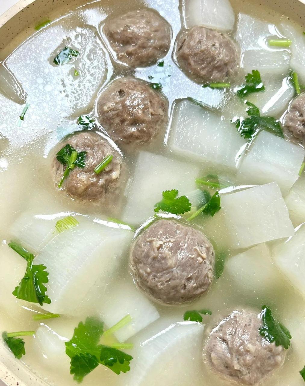 今天做了一个牛肉丸萝卜汤,不得不说牛肉丸跟萝卜搭配在一起味道实在