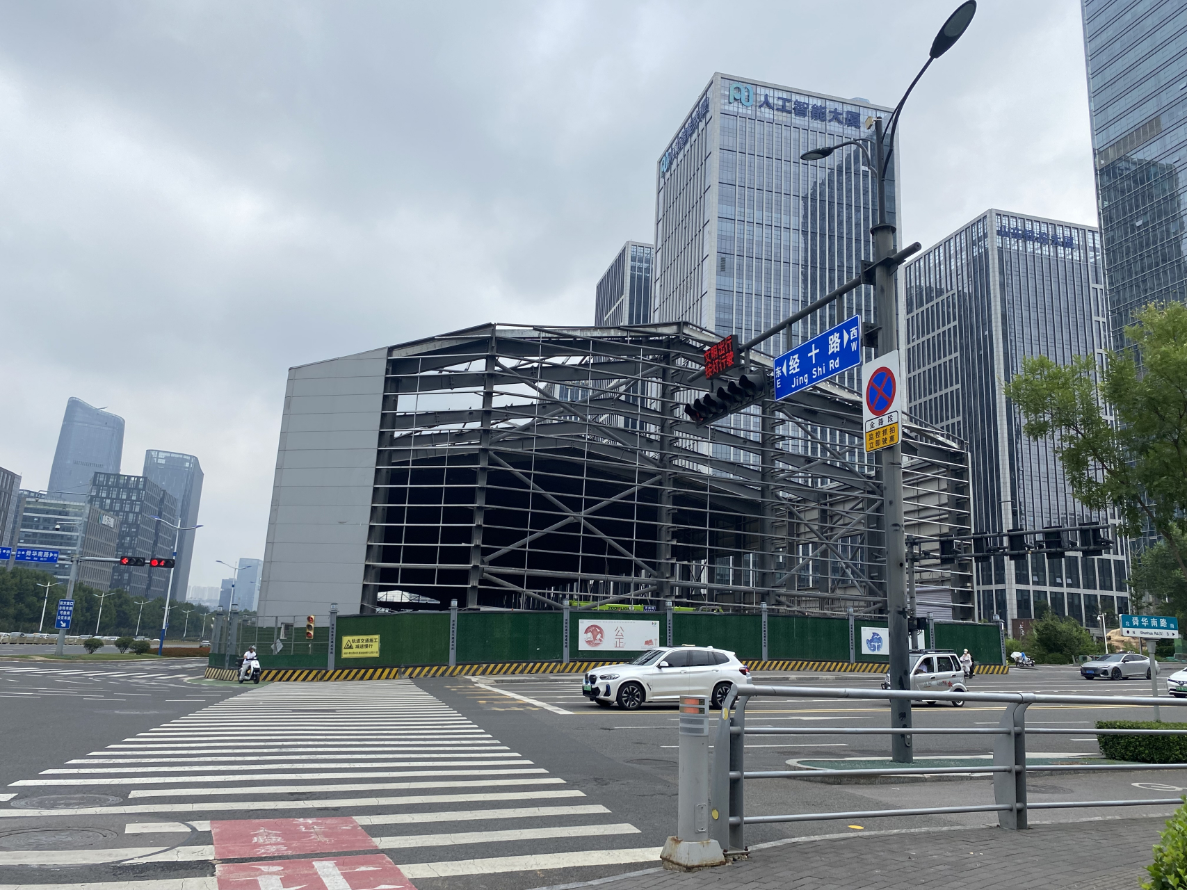 济南地铁4号线舜华路站开始拆除施工棚!  图片由楼友"怪兽"提供.