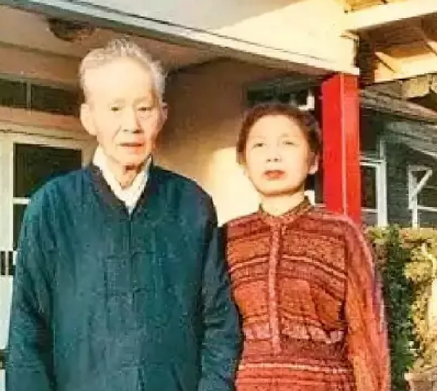 1988年,88岁孙立人将军与女儿的一张合影,他脸上早已