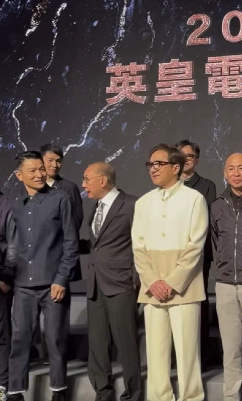 刘德华  成龙 活动同台,刘德华低调的站在拐角,最后成龙大哥一直叫,硬