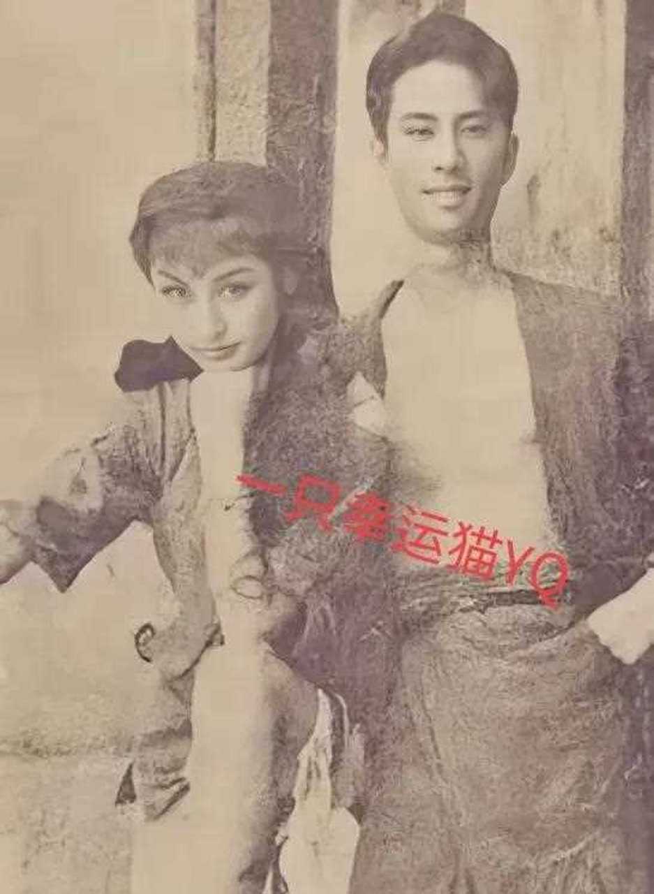 这是冯喆与黄宗英的合影的老照片,我曾经记得有张照片的情景是拉着