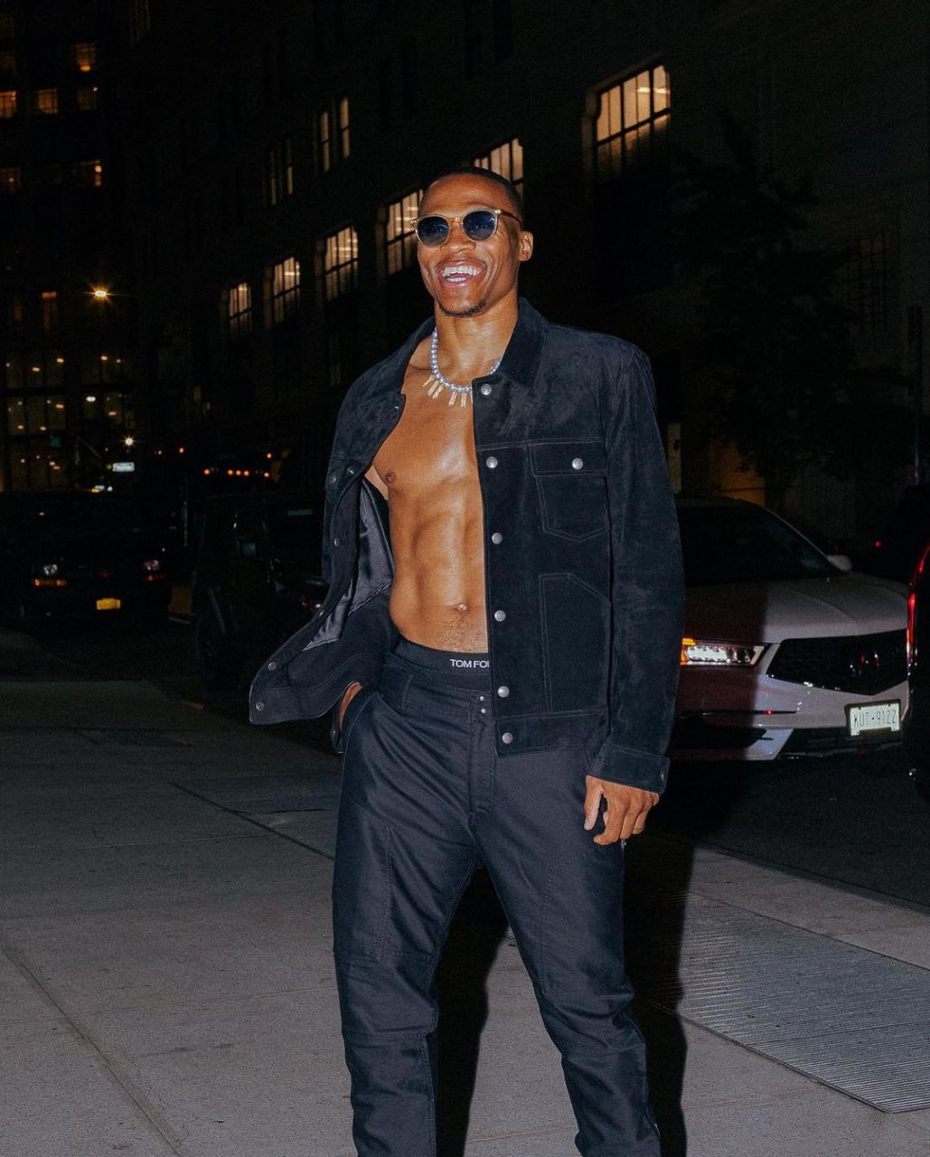 顶级型男!威少晒个人帅照,完美腹肌太惊艳了.