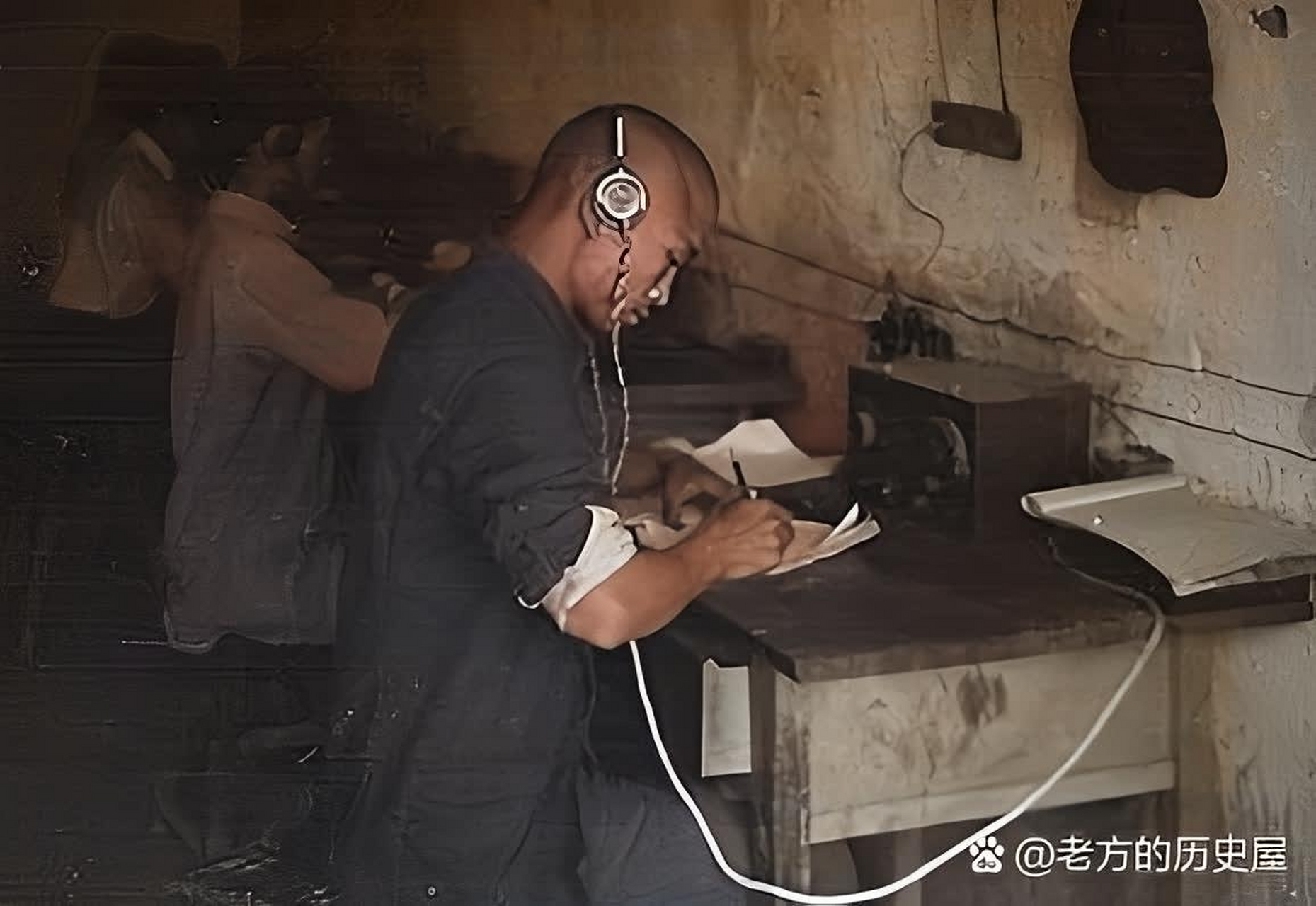 1985年,这位69岁的将军的妻子王一知抱着一个从地下挖出来的电台,哭着