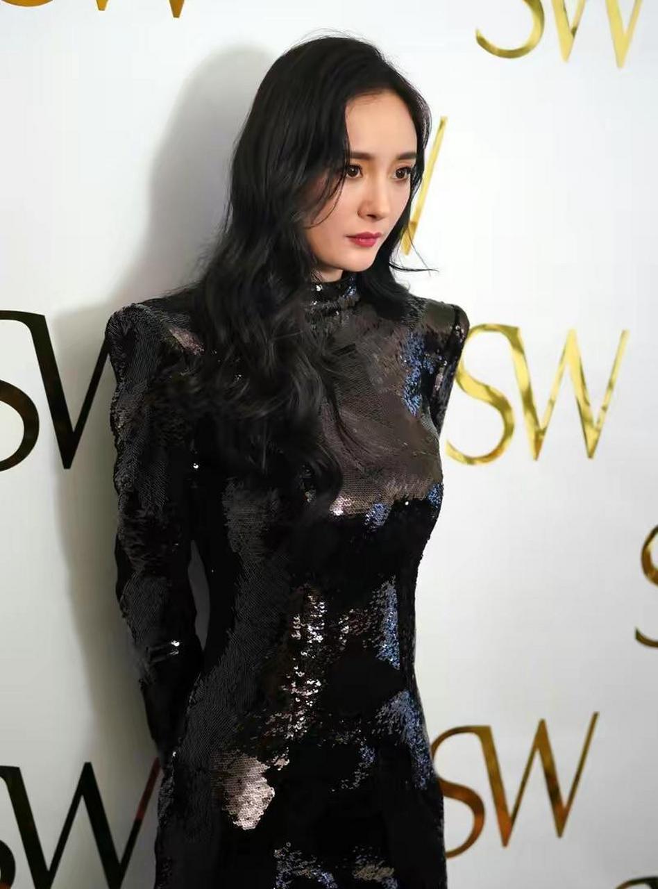 网友:杨幂黑色紧身裙 表情冷峻气质凌厉