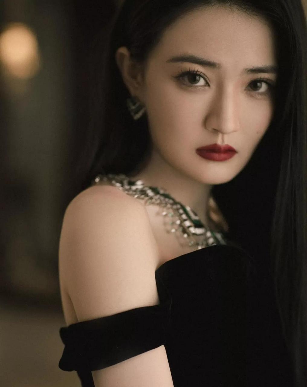 徐璐 纯黑高开叉礼裙,冷艳矜贵优雅   #娱乐最前沿