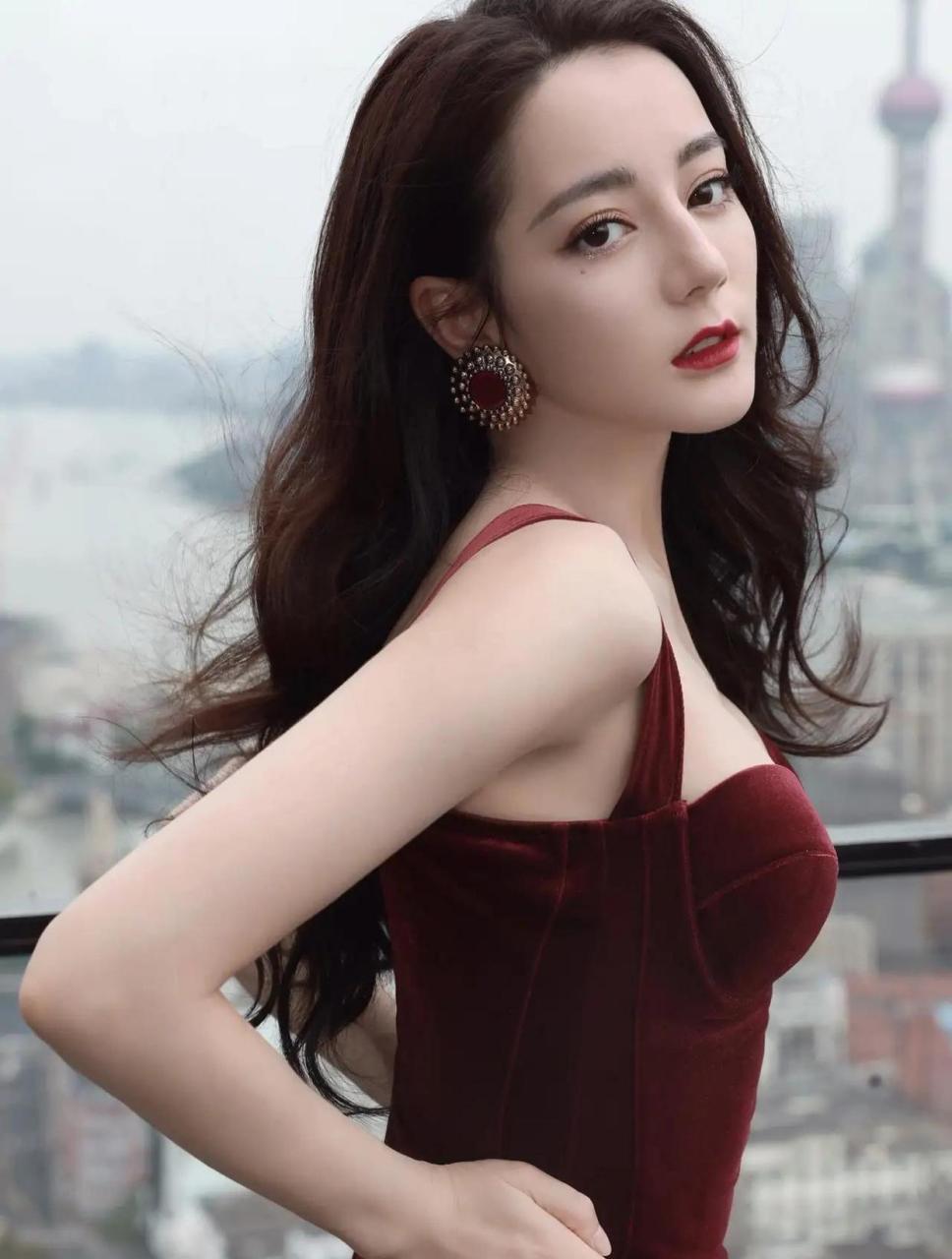 迪丽热巴酒红色深v抹胸裙礼服,俏皮可爱