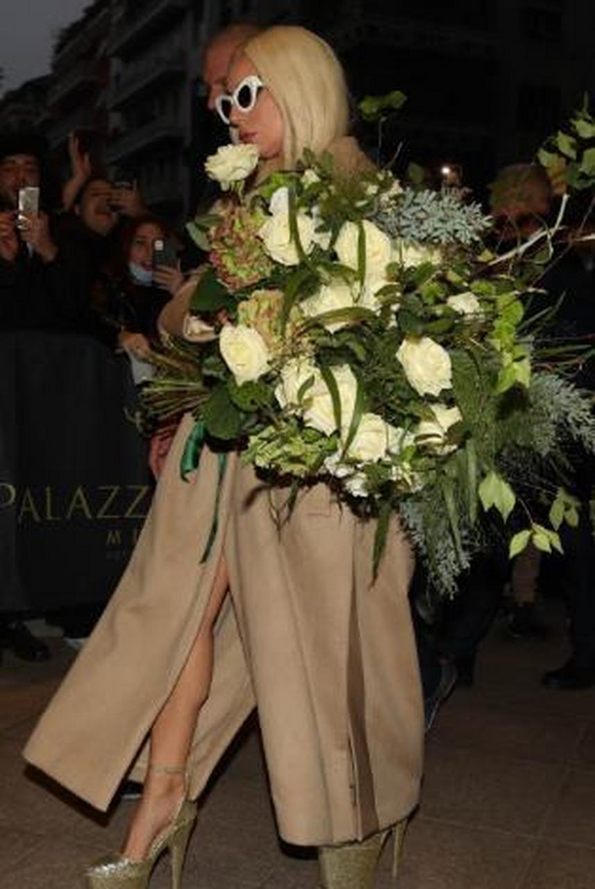 gif创作人# lady gaga拿着一大捧鲜花返回米兰酒店,这一次lady ggga