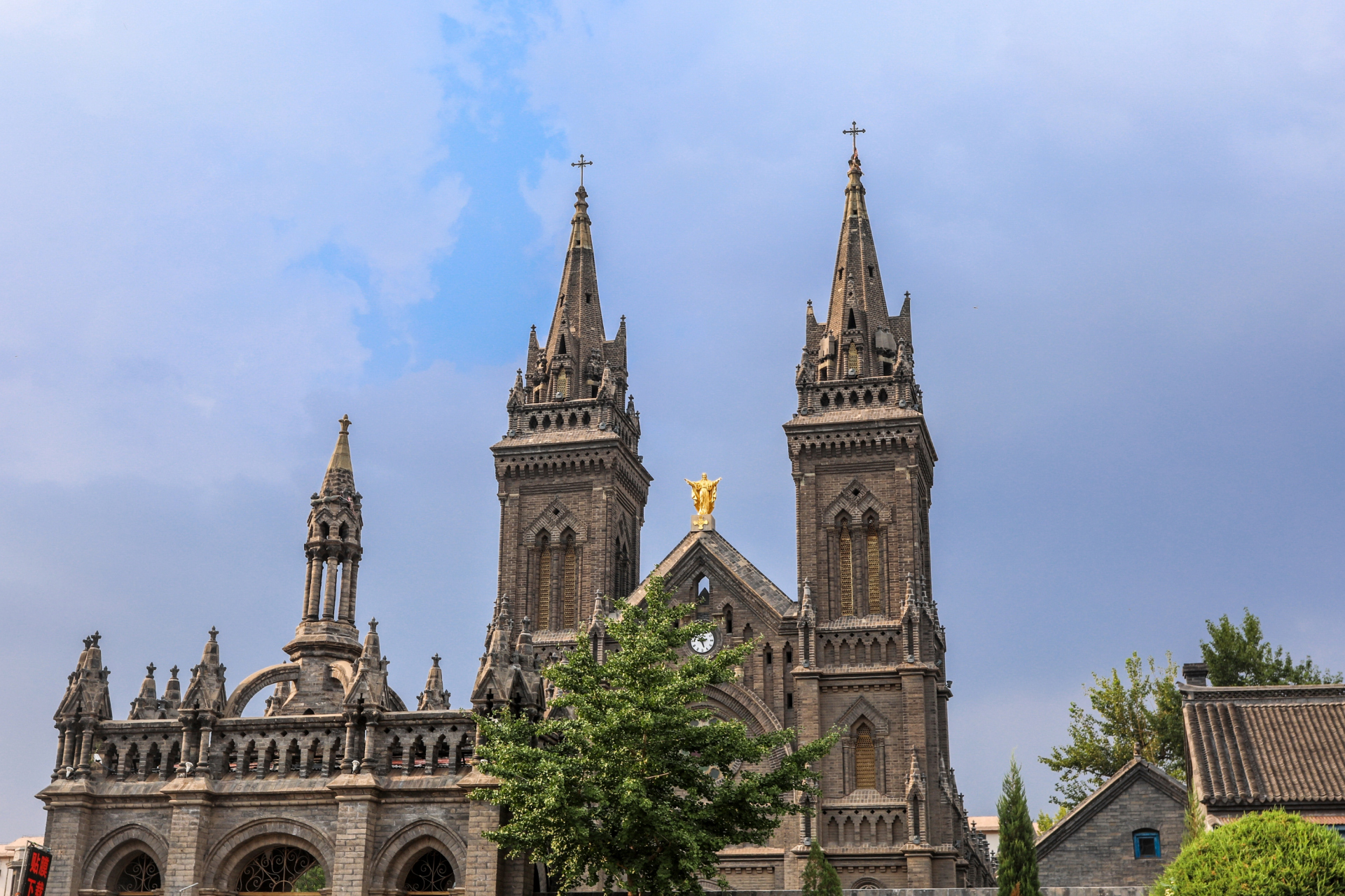 「沈阳天主教堂:神圣与美丽!」⛪✨  沈阳天主教堂,一座宗教建筑